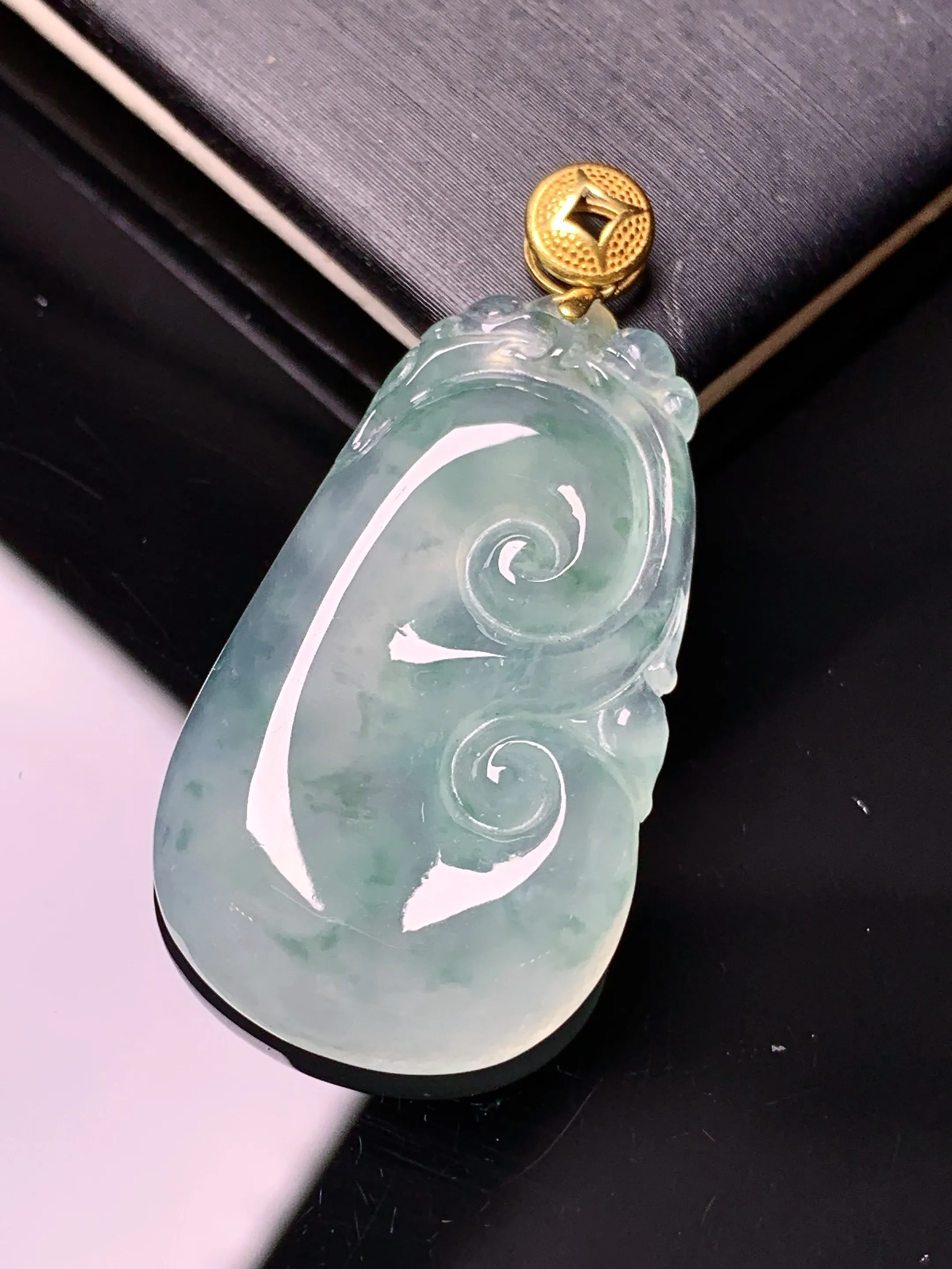 18金镶嵌飘绿如意吊坠 玉质细腻 色泽清新艳丽 整体尺寸38.8*18.8*5.2