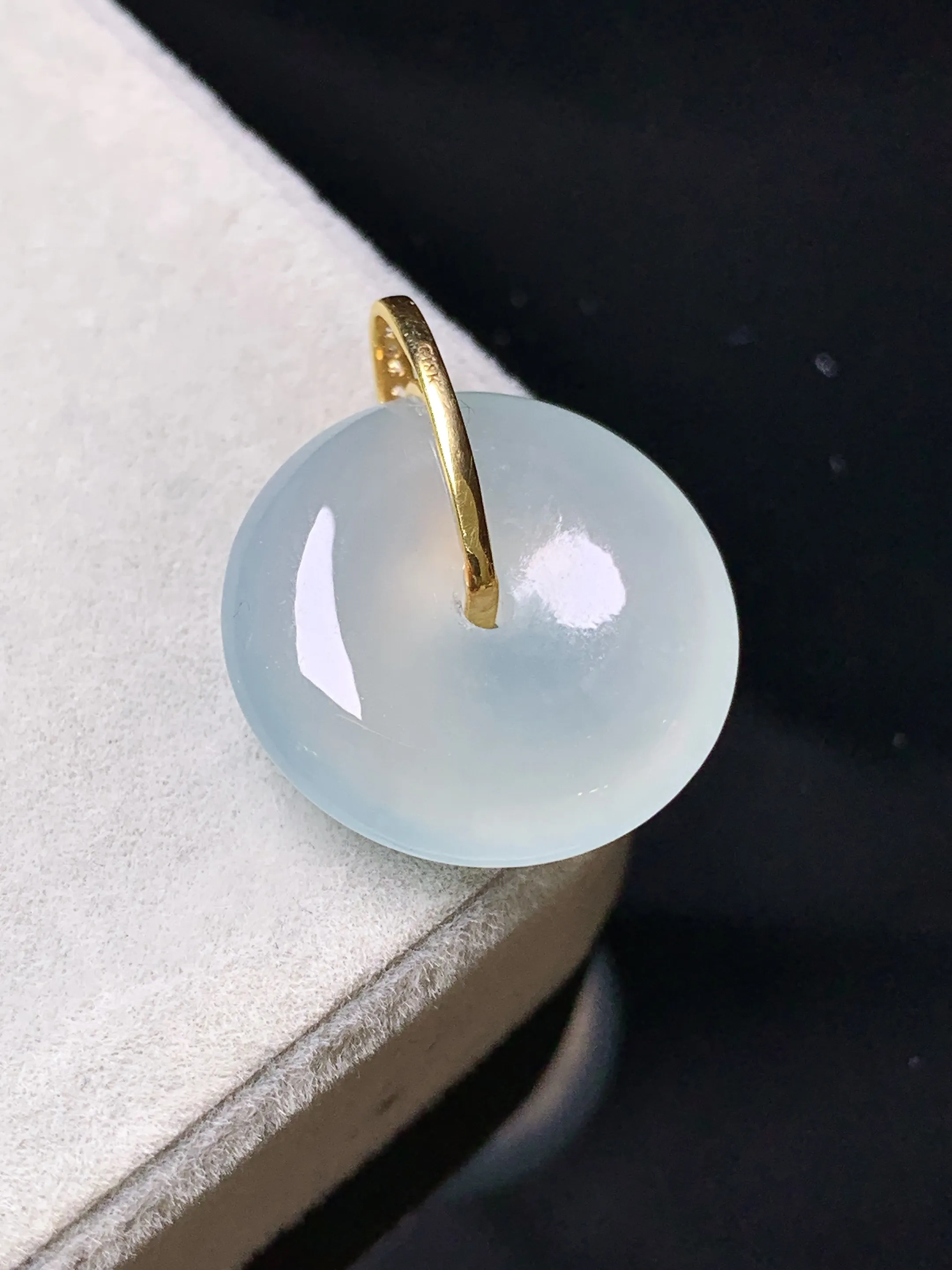 18k金钻镶嵌冰种平安扣吊坠 玉质细腻 色泽艳丽清新 整体尺寸21.5*17.5*5.2