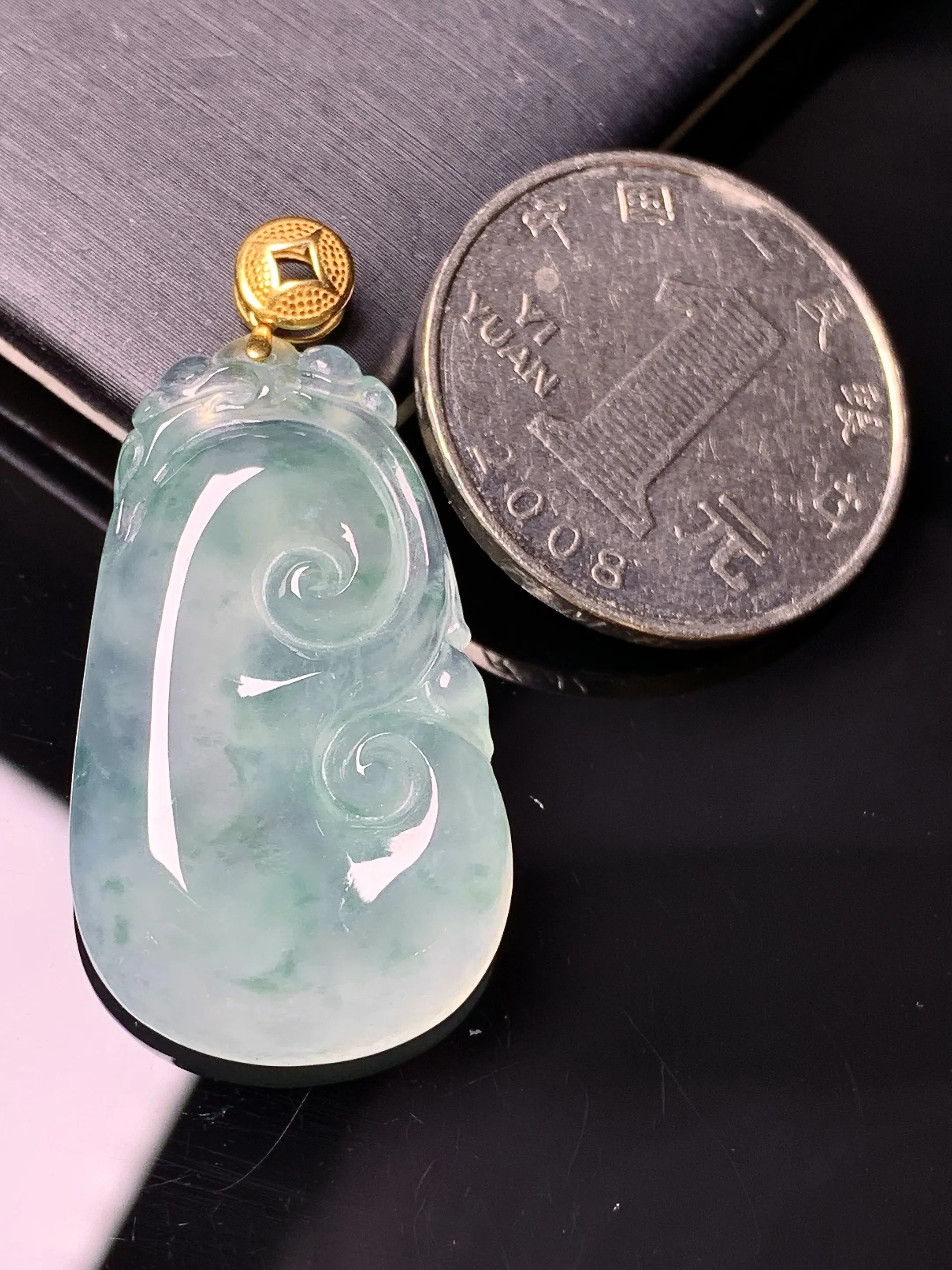 18金镶嵌飘绿如意吊坠 玉质细腻 色泽清新艳丽 整体尺寸38.8*18.8*5.2