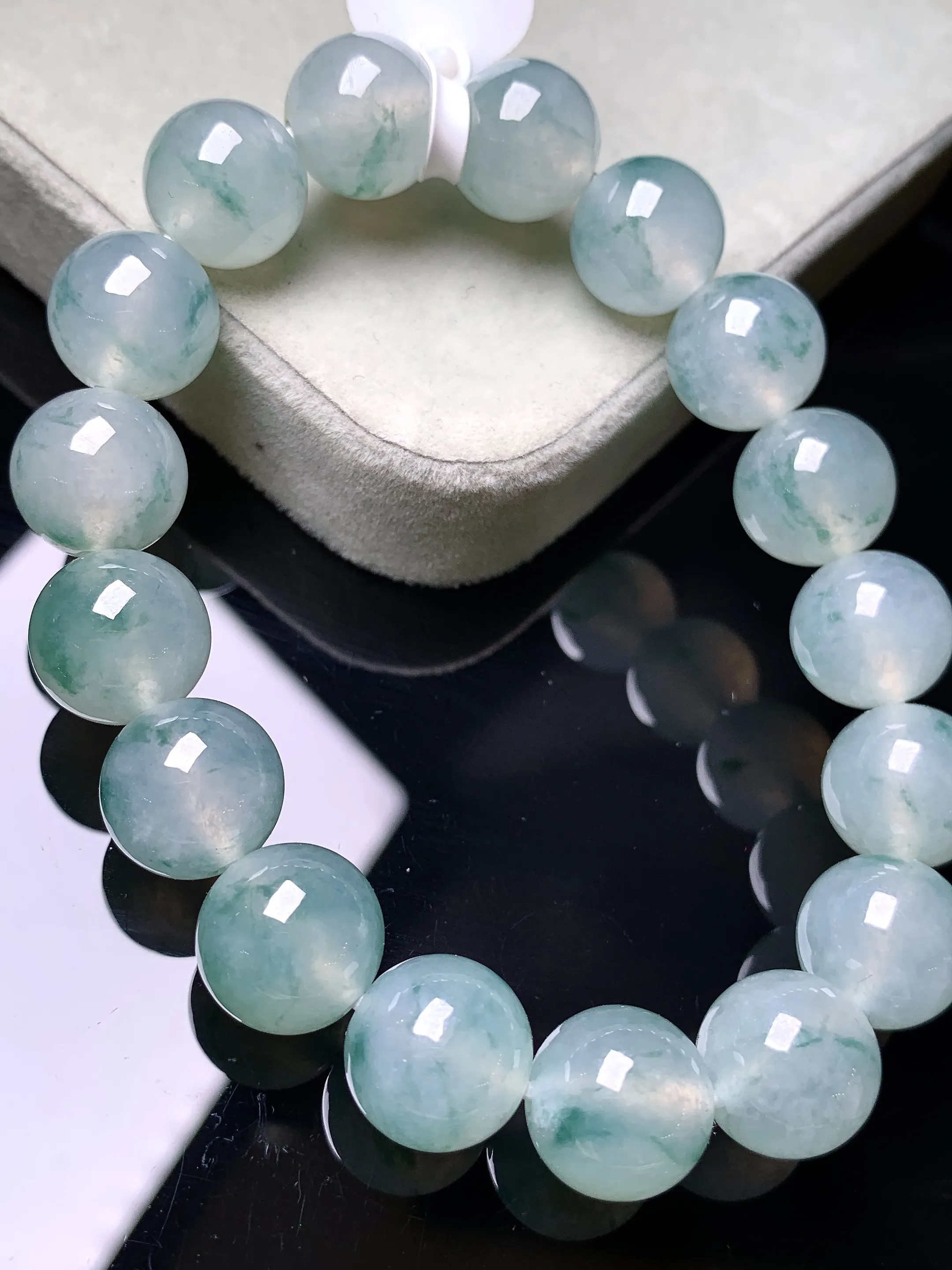 飘花圆珠手链 玉质细腻 色泽清新艳丽 整体尺寸11.8