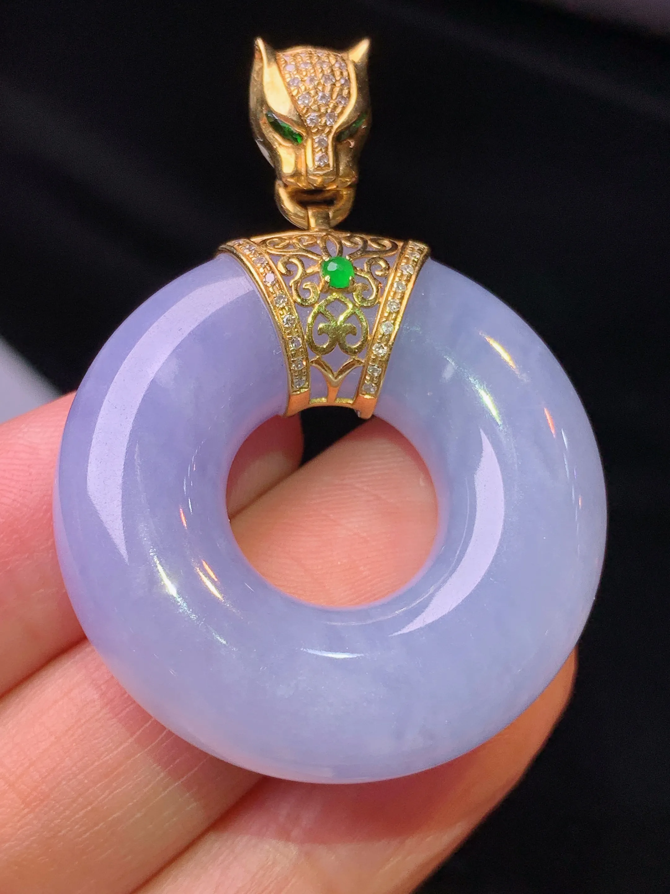 18k金钻镶嵌紫罗兰平安环吊坠 玉质细腻 色泽艳丽清新 整体尺寸 45.8*33.5*9.8