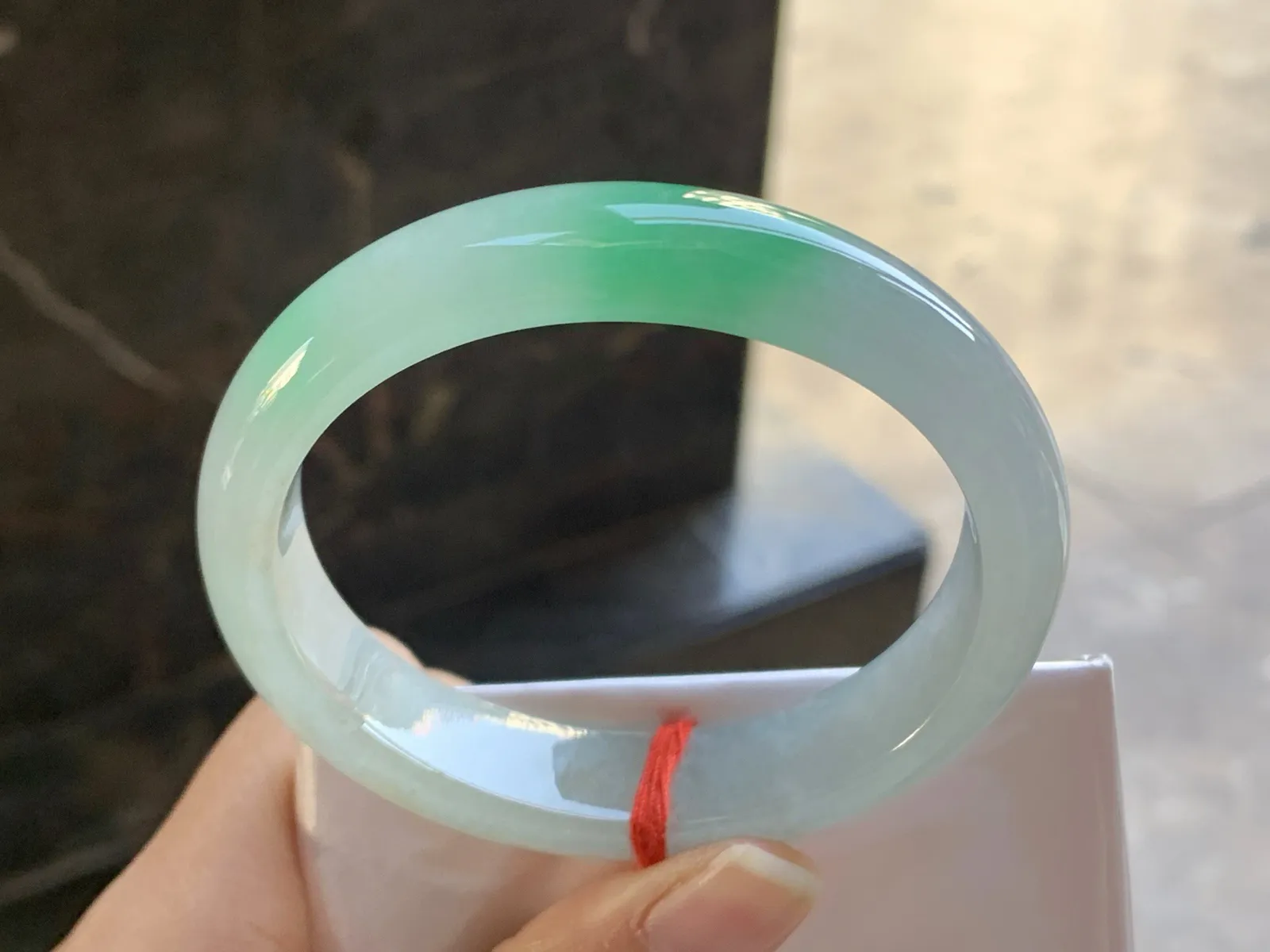 55-13.5-8

阳绿色贵妃手镯^_^玉质温润 色阳细腻 正圈52 53可以带