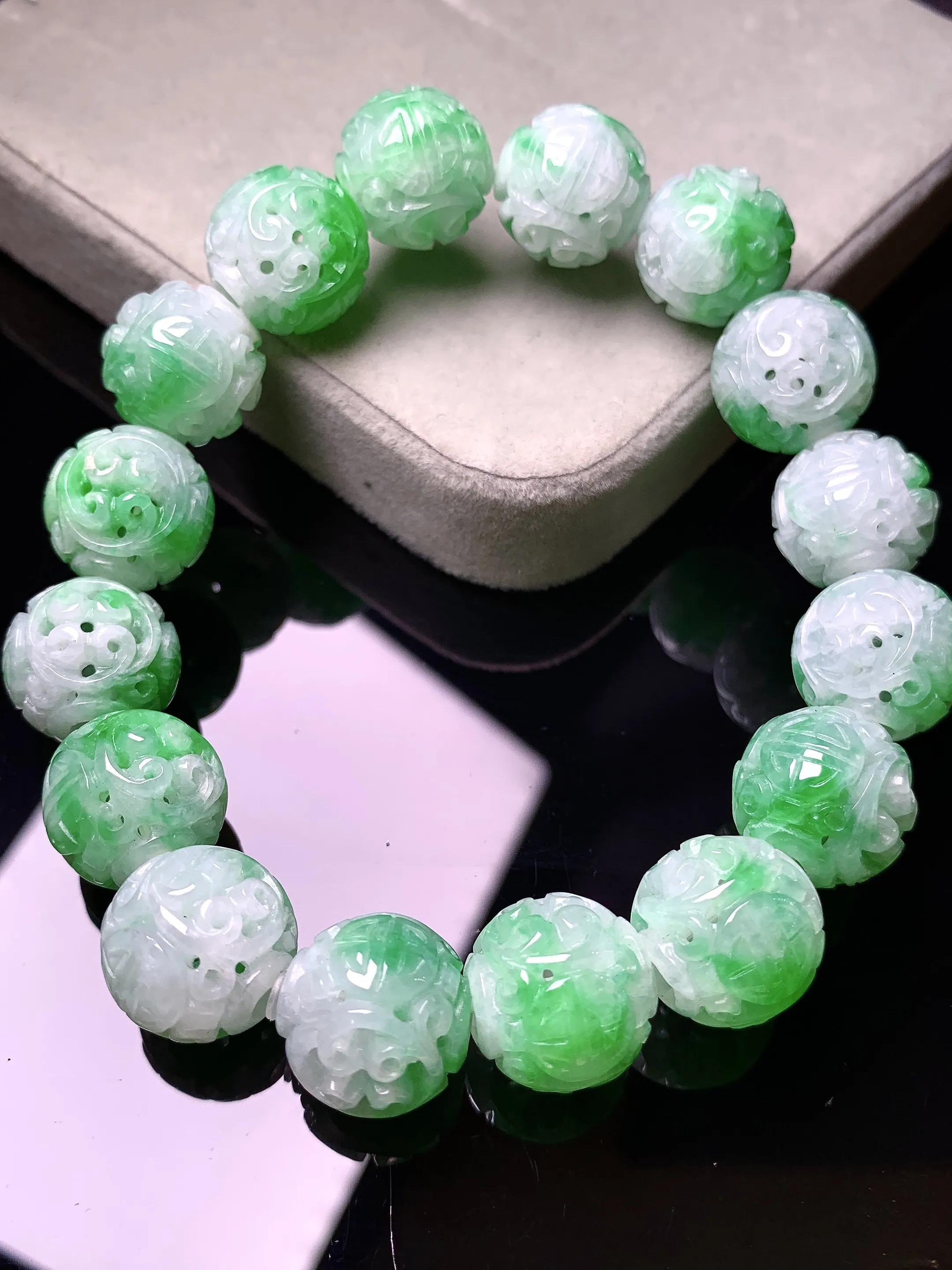 飘绿雕花圆珠手链 玉质细腻 色泽清新艳丽 整体尺寸13.8