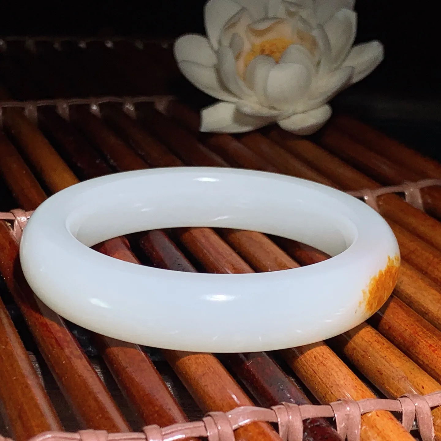 54圈口 新疆和田玉油皮料羊脂白手镯 54圈口条宽 12厚10重61.5克。玉质细腻油润。手推出油。佩戴高端典雅。lt260122