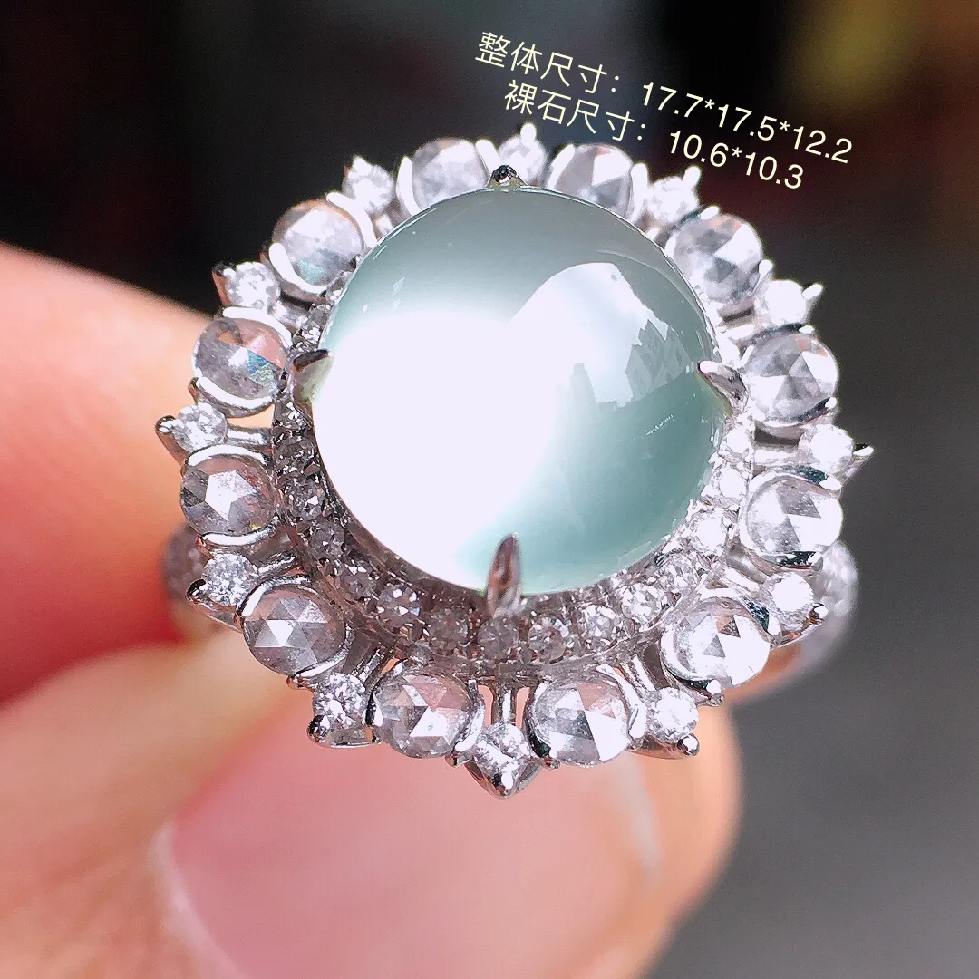 冰种蛋面戒指，玉质细腻，荧光感超
强，饱满圆润，尽显优雅气质，18k
金豪华镶嵌