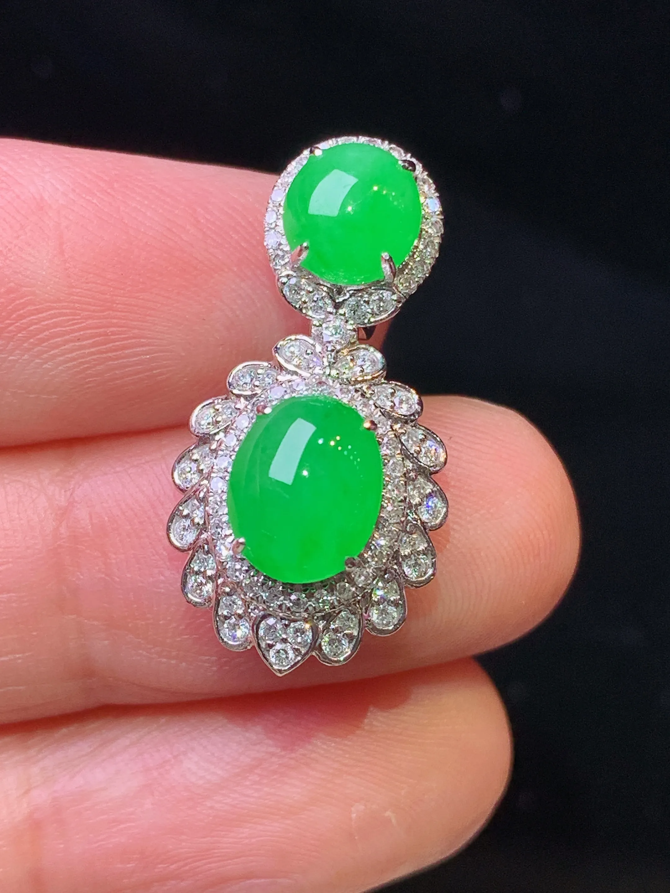 18k金钻镶嵌满绿蛋面吊坠 玉质细腻 色泽艳丽清新 整体尺寸 25.2*12.5*9