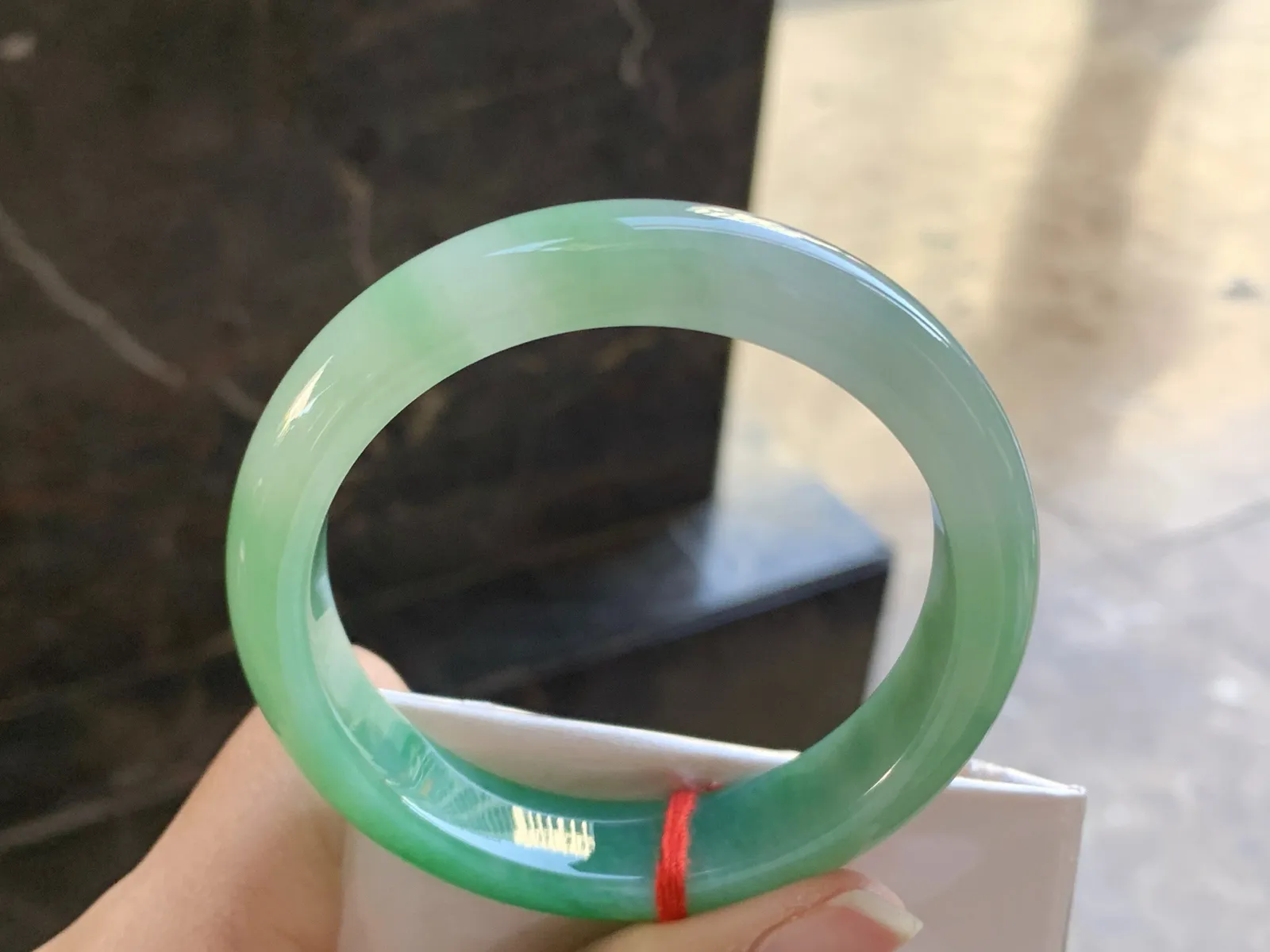 56-12.6-8.3

浓绿色手镯^_^鲜艳 玉质温润 底妆细腻