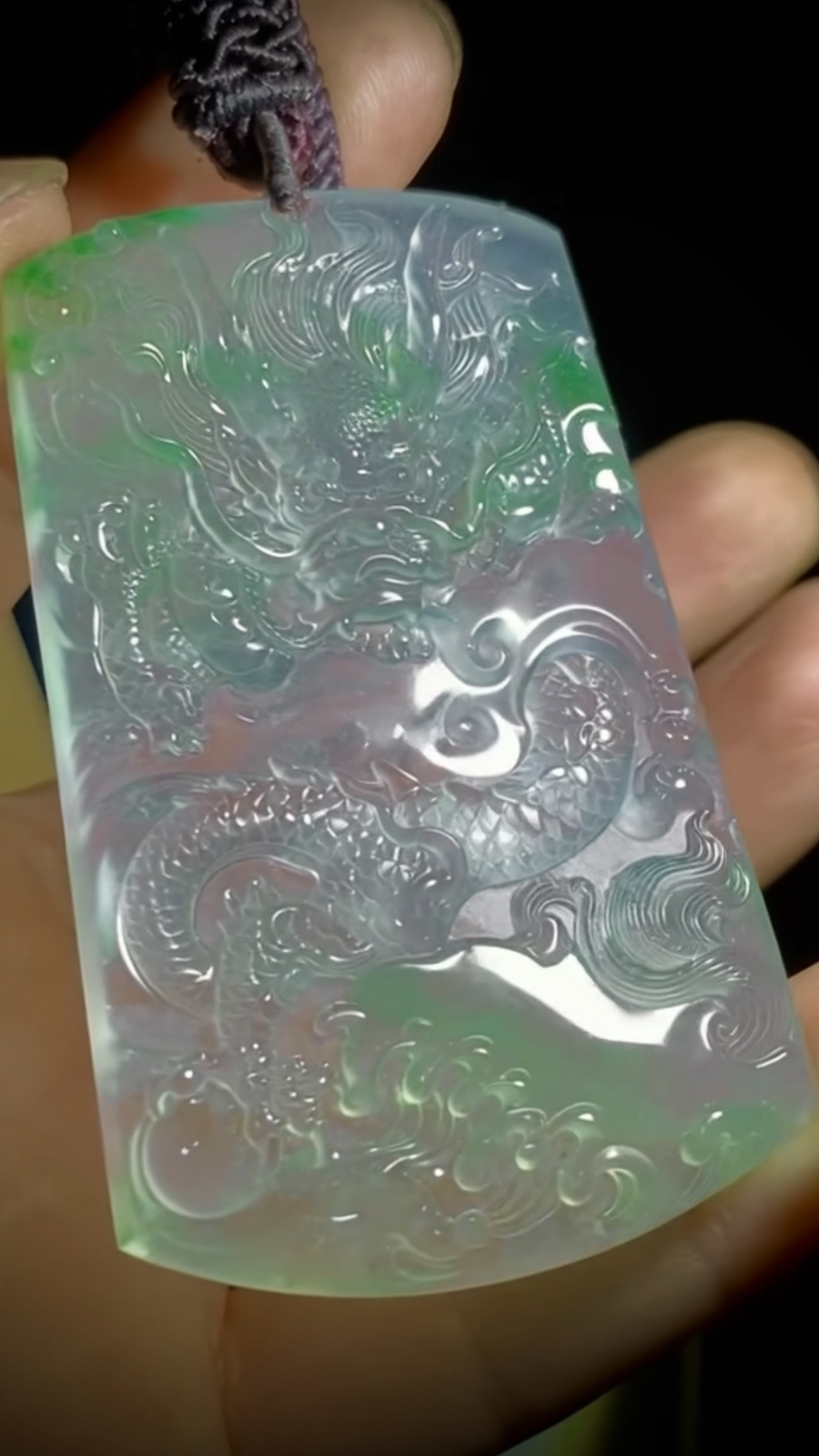 【盛世龙腾·神龙护主】，高品质龙牌，
经鼎玉雕艺术作品，63-40-7mm，39g，。