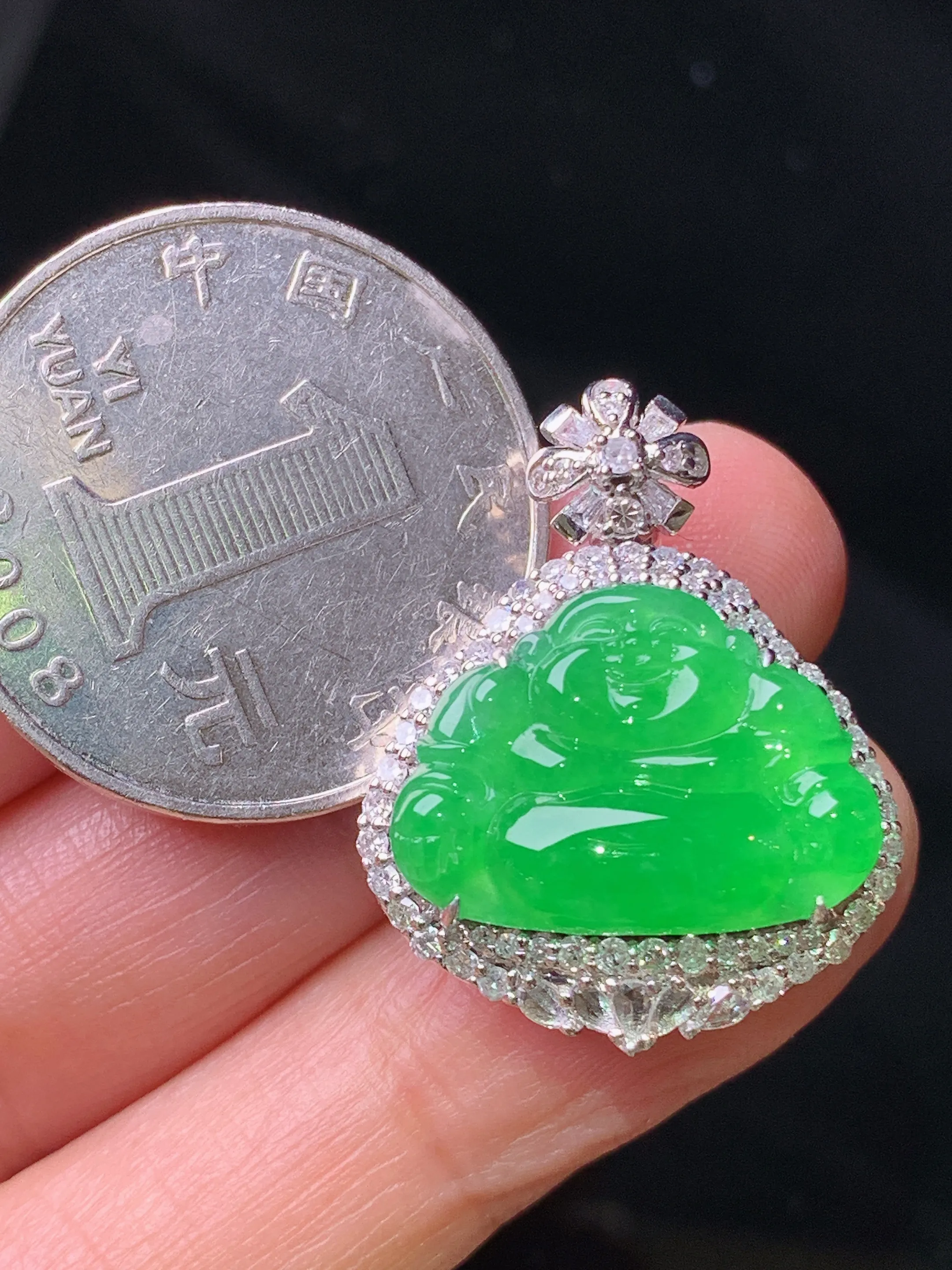 18k金钻镶嵌满绿佛公吊坠 玉质细腻 色泽艳丽清新 整体尺寸26*20.5*9.5