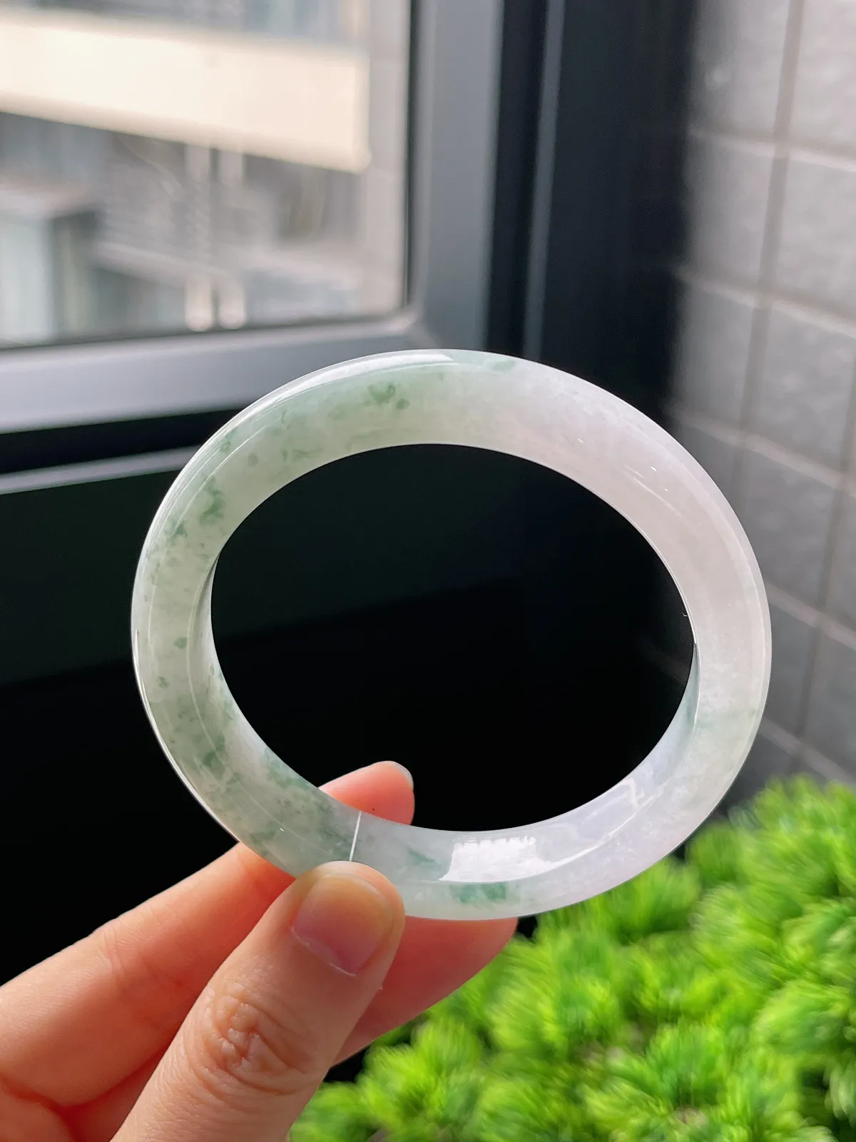 正圈57.5圈口，翡翠冰糯种飘绿手镯