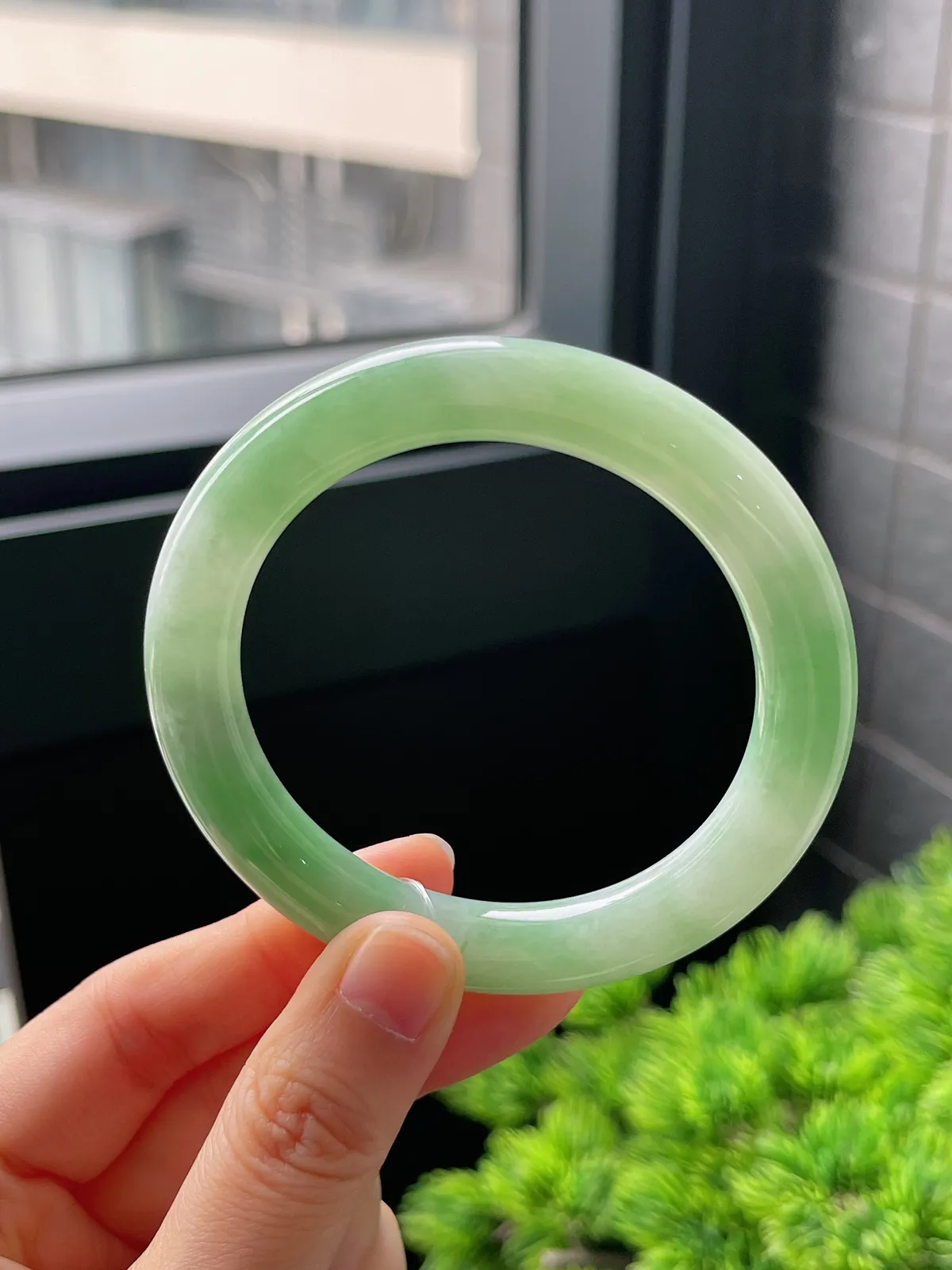 圆镯53.7圈口，翡翠糯化种淡绿色手镯