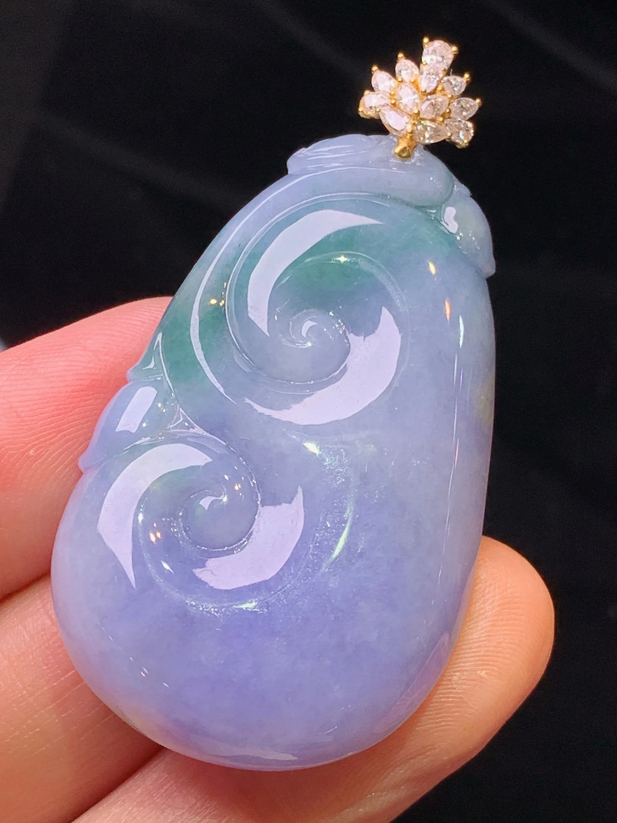 18金钻镶嵌紫罗兰飘绿如意吊坠 玉质细腻 色泽清新艳丽 整体尺寸51.3*26.5*7