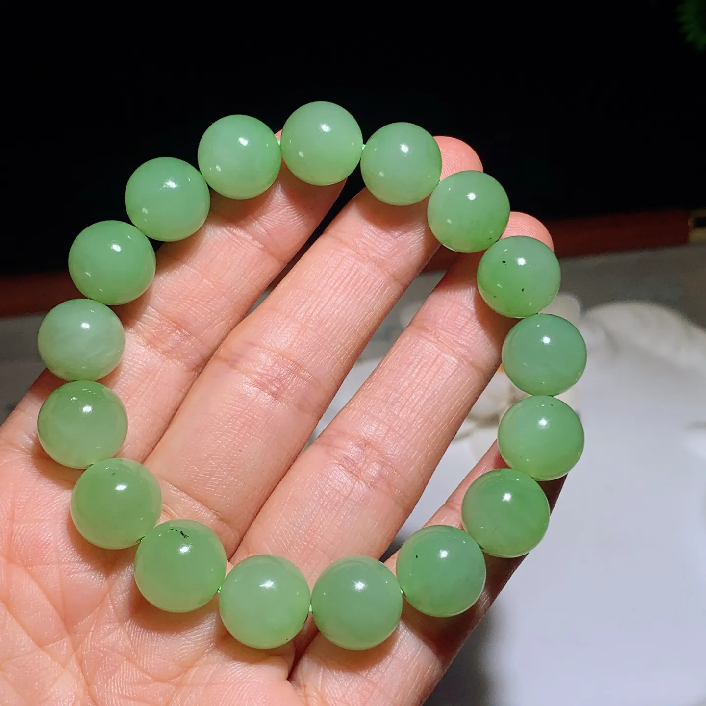 和田玉苹果绿俄罗斯碧玉手串 单颗尺寸12！玉质细腻油润。手推出油。佩戴高端典雅。lt260122