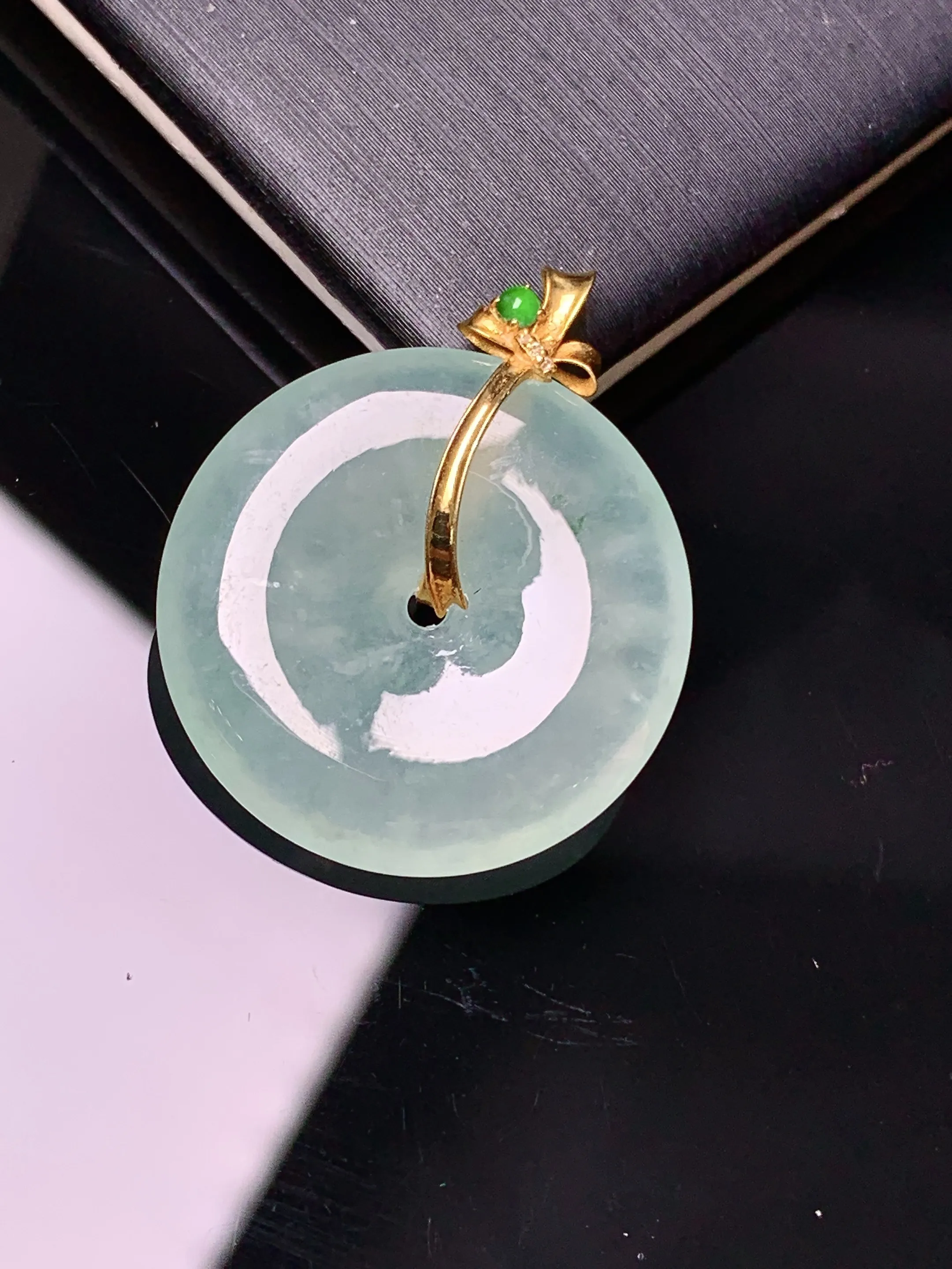 18金镶嵌冰种平安扣吊坠 玉质细腻 色泽清新艳丽 整体尺寸27.7*22.2*4.2