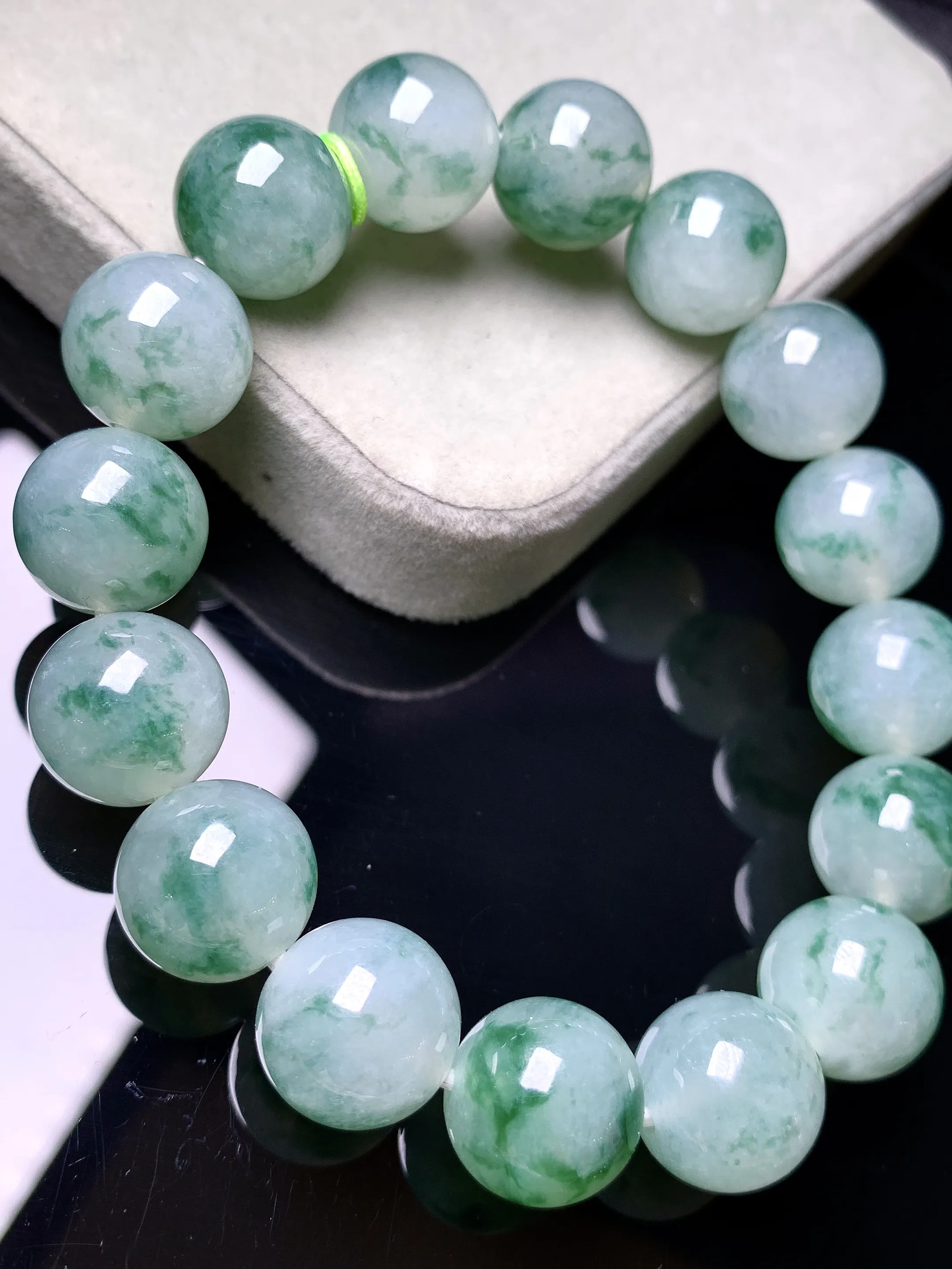 飘花圆珠手链 玉质细腻 色泽清新艳丽 整体尺寸12.8