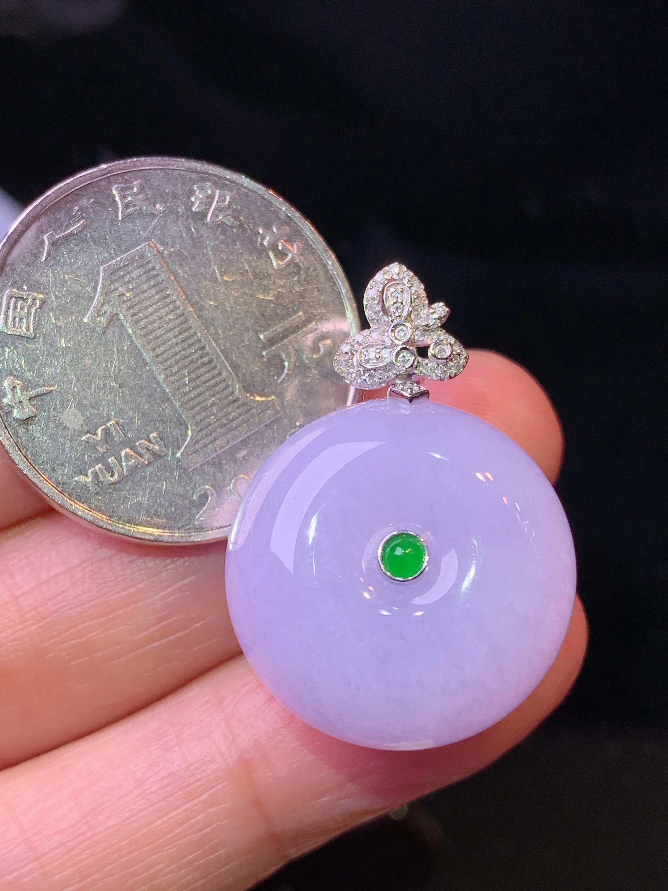 18k金钻镶嵌紫罗兰平安扣吊坠 玉质细腻 色泽艳丽清新 整体尺寸 29.2*20.7*12.5