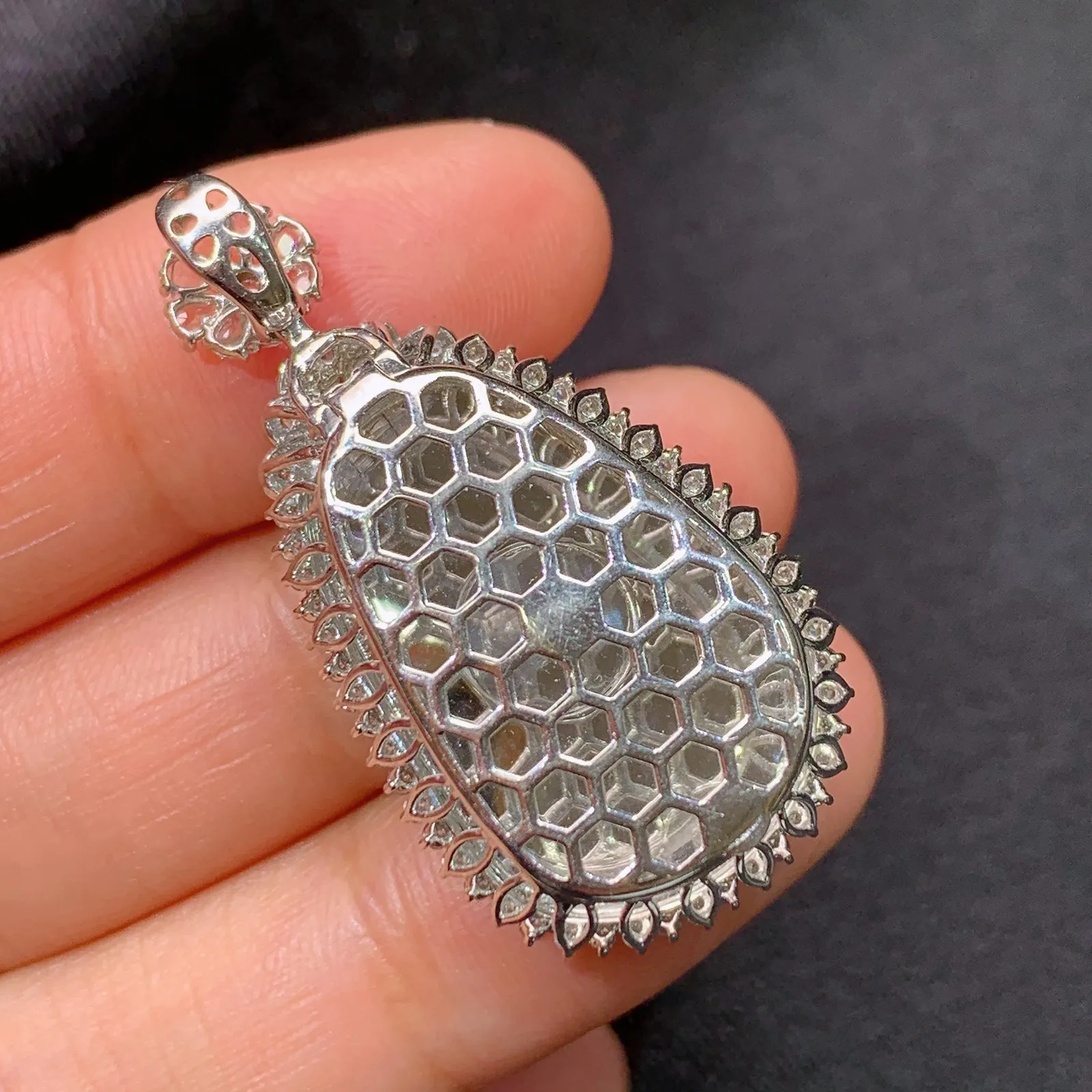 阳绿如意吊坠，18k金镶嵌，色泽鲜阳，冰润细腻，种水足，Lp 尺寸36.5*19.5*9.6