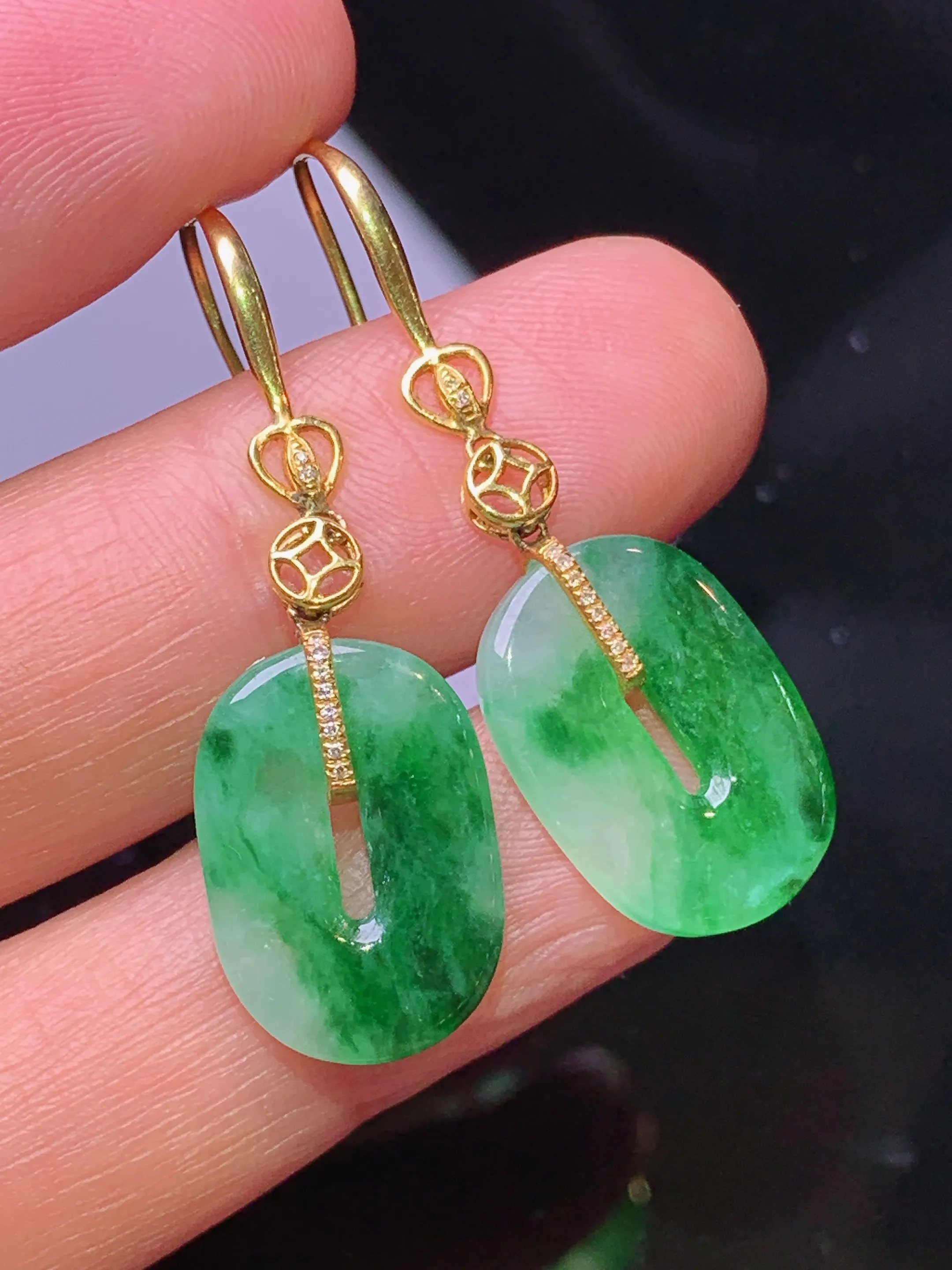 18金钻镶嵌飘绿平安扣耳坠 玉质细腻 色泽清新艳丽 整体尺寸37*11.5*2.7