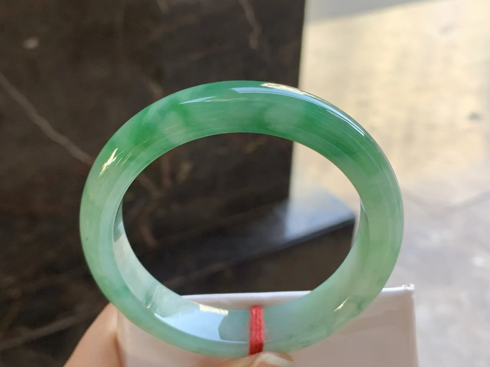 56-12.9-8.3

绿色手镯^_^颜色鲜艳 玉质温润