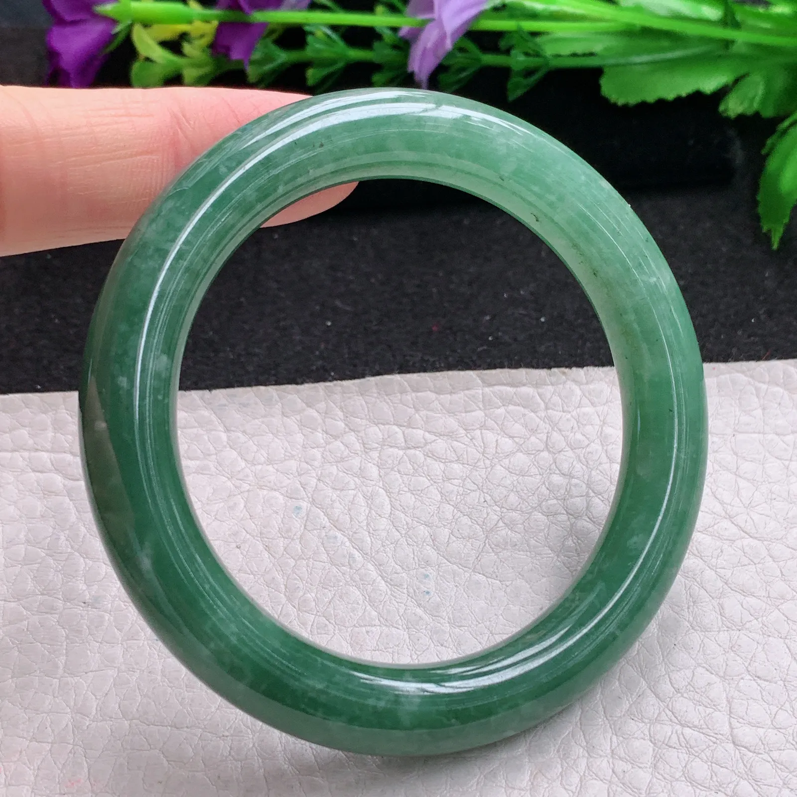 z实拍54.5*10美人镯 缅甸翡翠精飘温绿水润圆条玉手镯 玉手环