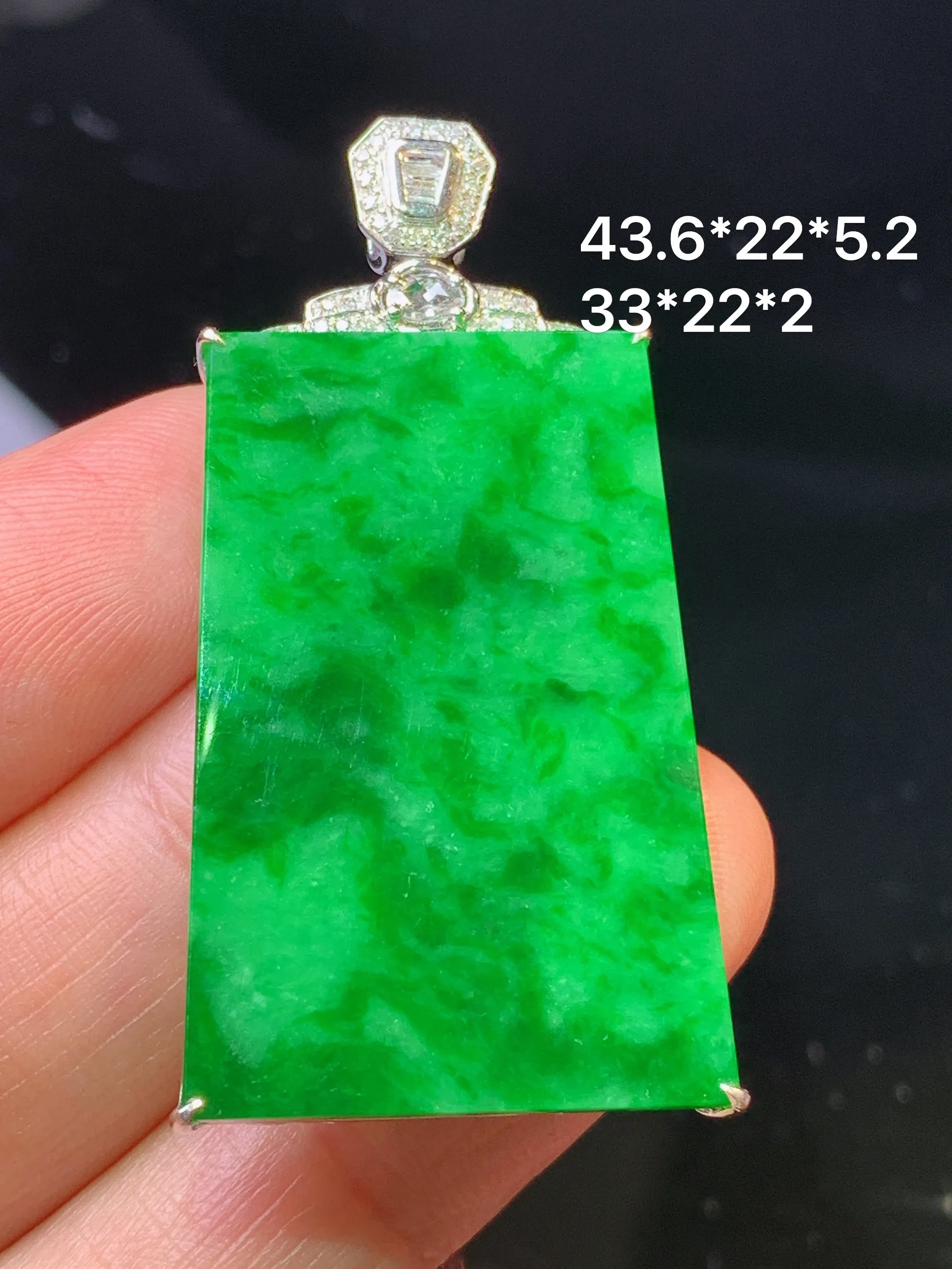 18k金钻镶嵌翠绿无事牌吊坠 玉质细腻 色泽艳丽清新 整体尺寸 43.6*22*5.2