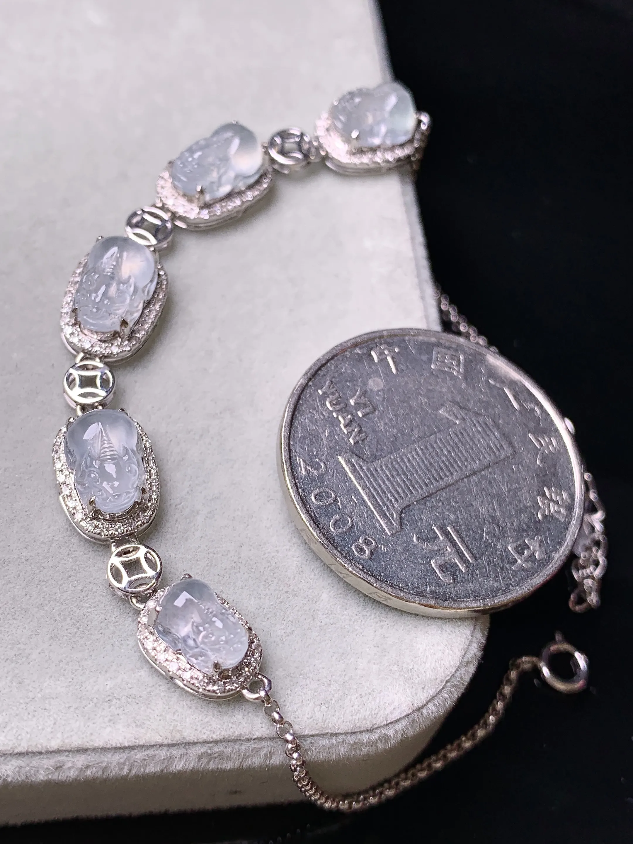 18k金钻镶嵌冰种貔貅手链 玉质细腻 色泽艳丽清新 整体尺寸10.8*7.6*6