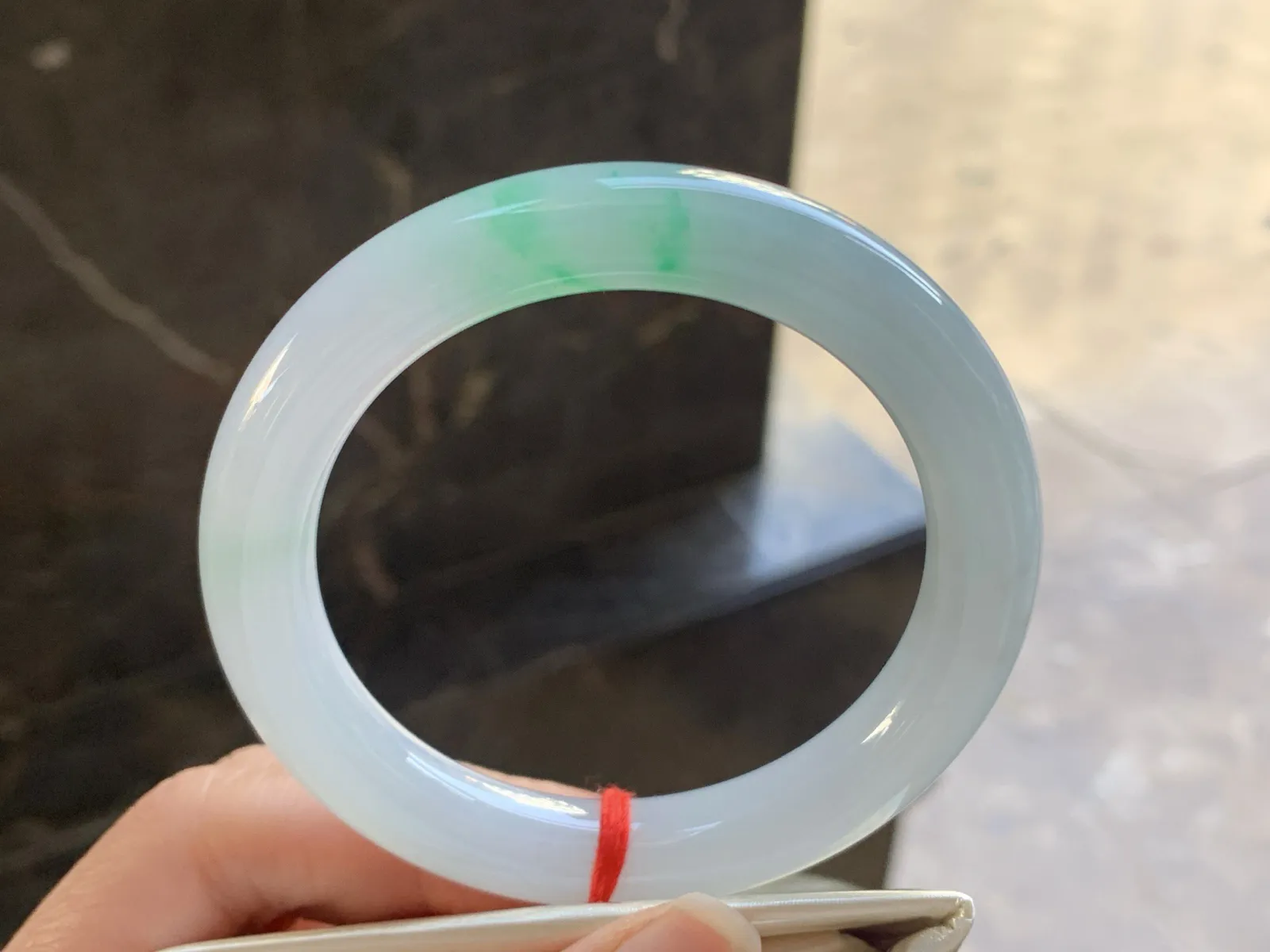 53.5-10.5

飘绿圆条手镯^_^清新