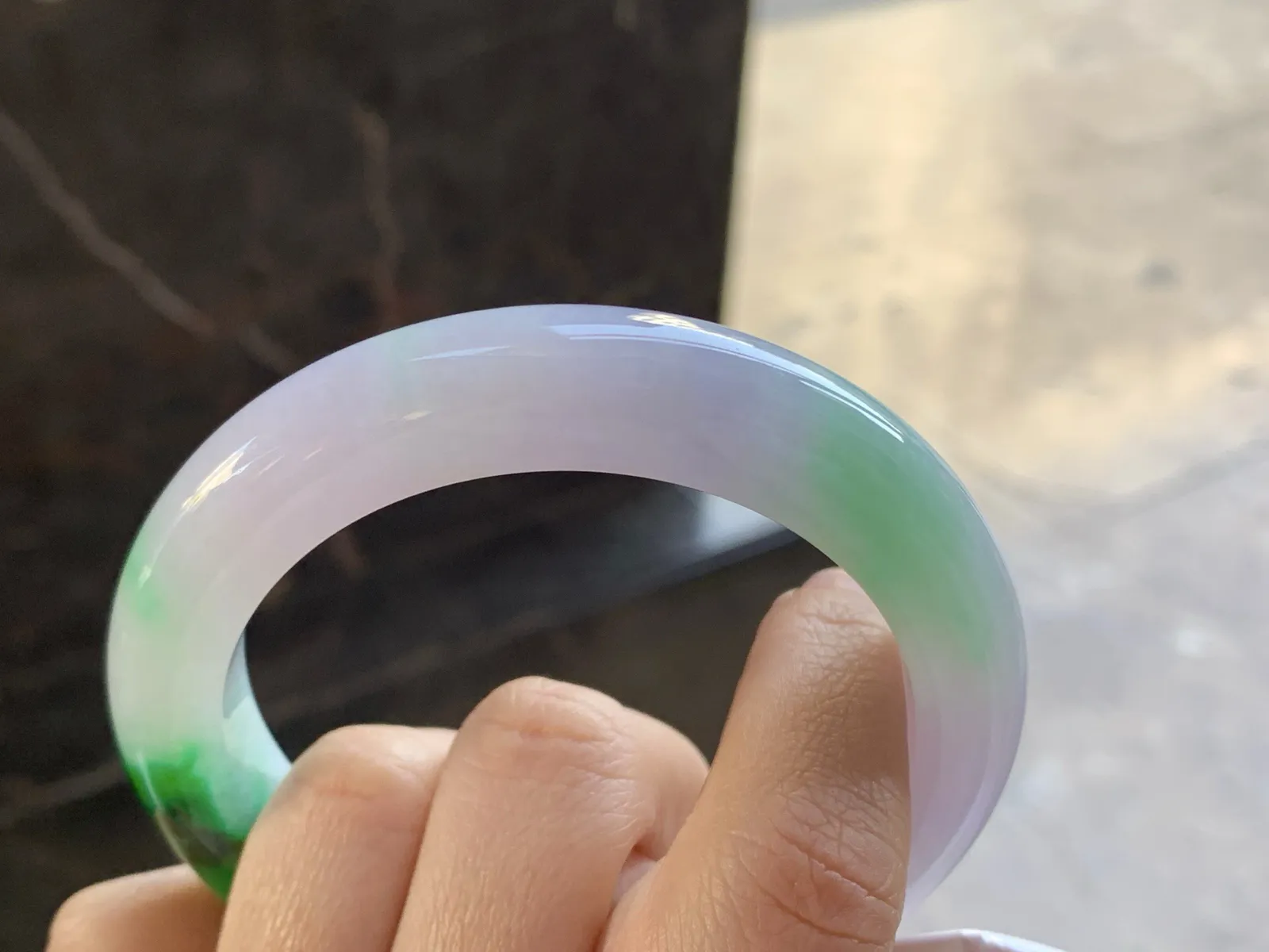 57-12.3-10.4

辣绿色手镯^_^颜色鲜艳 玉质温润