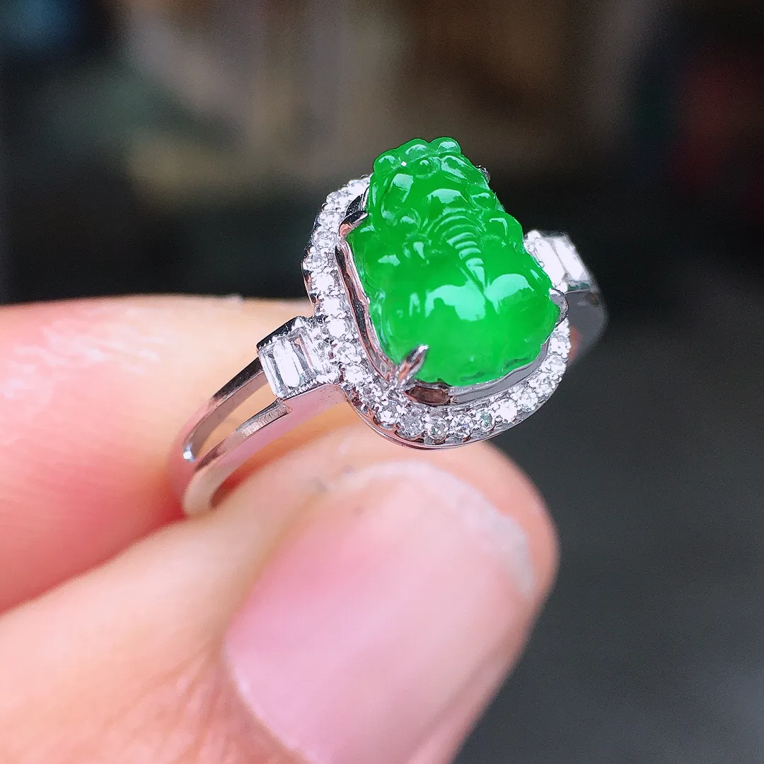 阳绿貔貅戒指，色泽均匀艳丽，玉质细腻，荧光感超
强，饱满圆润，尽显优雅气质，18k
金豪华镶嵌