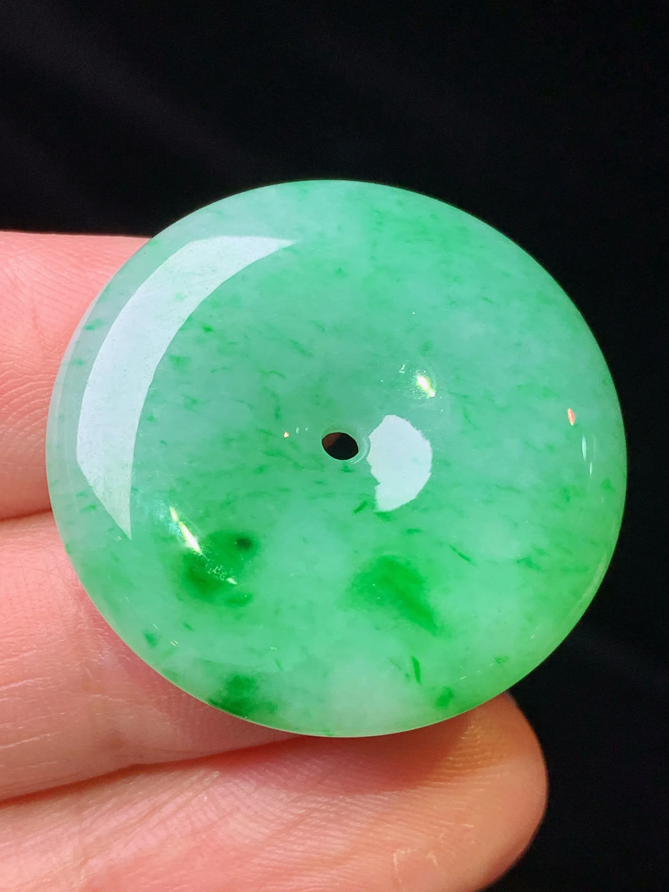 翠绿平安扣吊坠 玉质细腻 色泽艳丽清新 整体尺寸 27.8*5.7