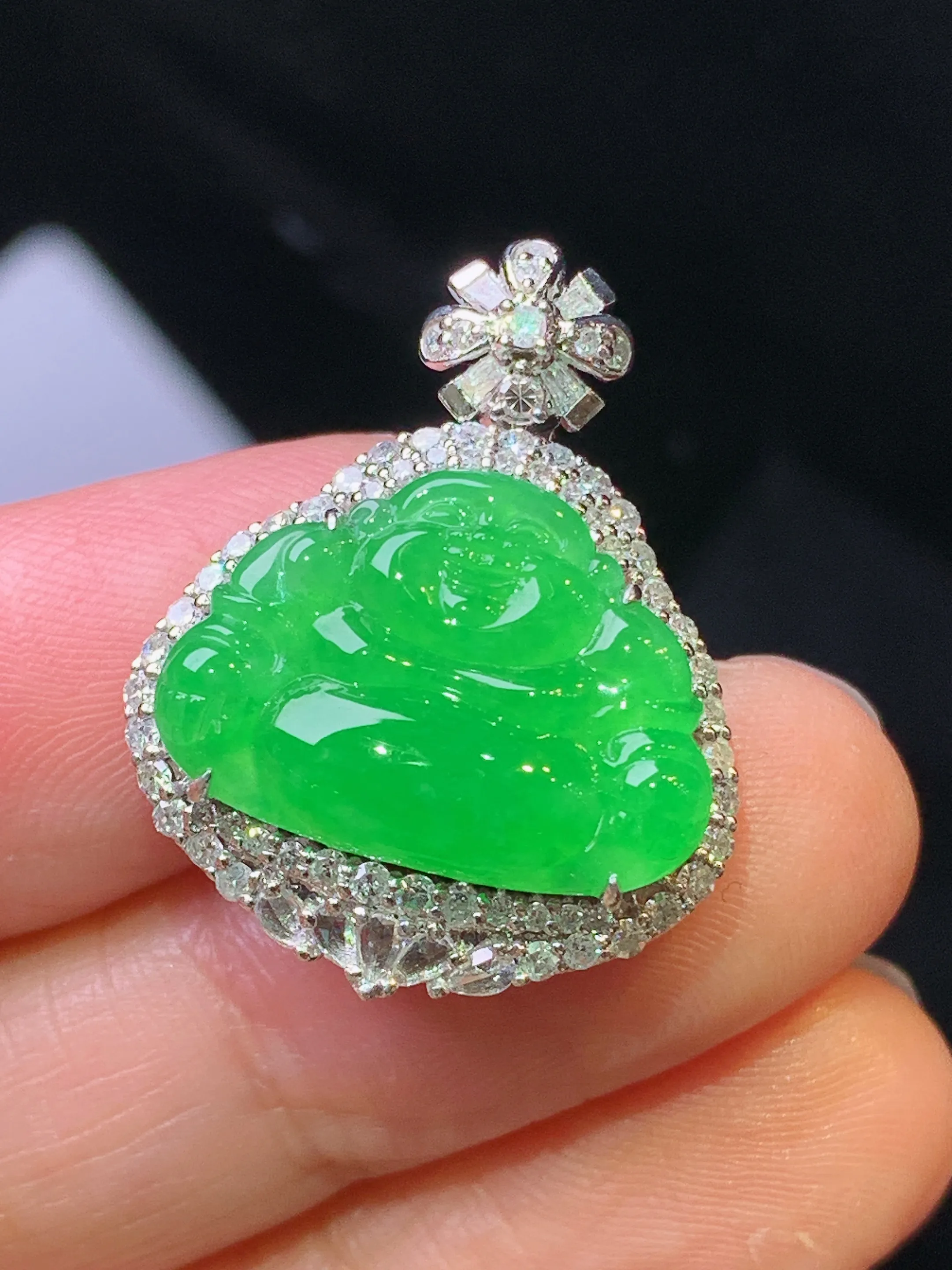 18k金钻镶嵌满绿佛公吊坠 玉质细腻 色泽艳丽清新 整体尺寸26*20.5*9.5