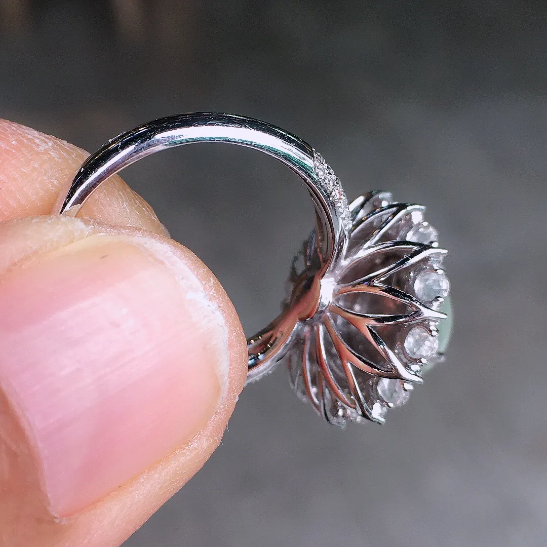 冰种蛋面戒指，玉质细腻，荧光感超
强，饱满圆润，尽显优雅气质，18k
金豪华镶嵌