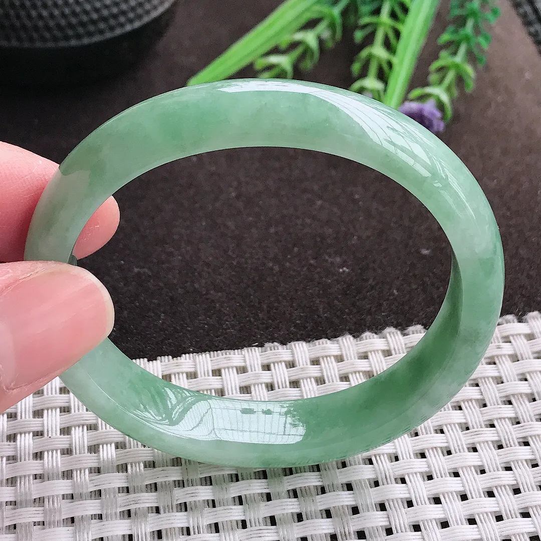 实拍A货翡翠53.5/47.5/12.2/7老坑秀气温润满绿贵妃手镯宽边翡翠玉镯