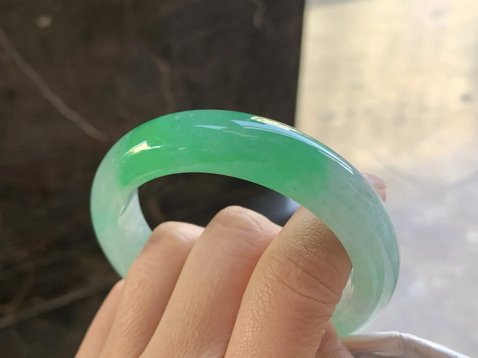 54-13.3-8.7

绿色手镯^_^颜色鲜艳 玉质温润 起光