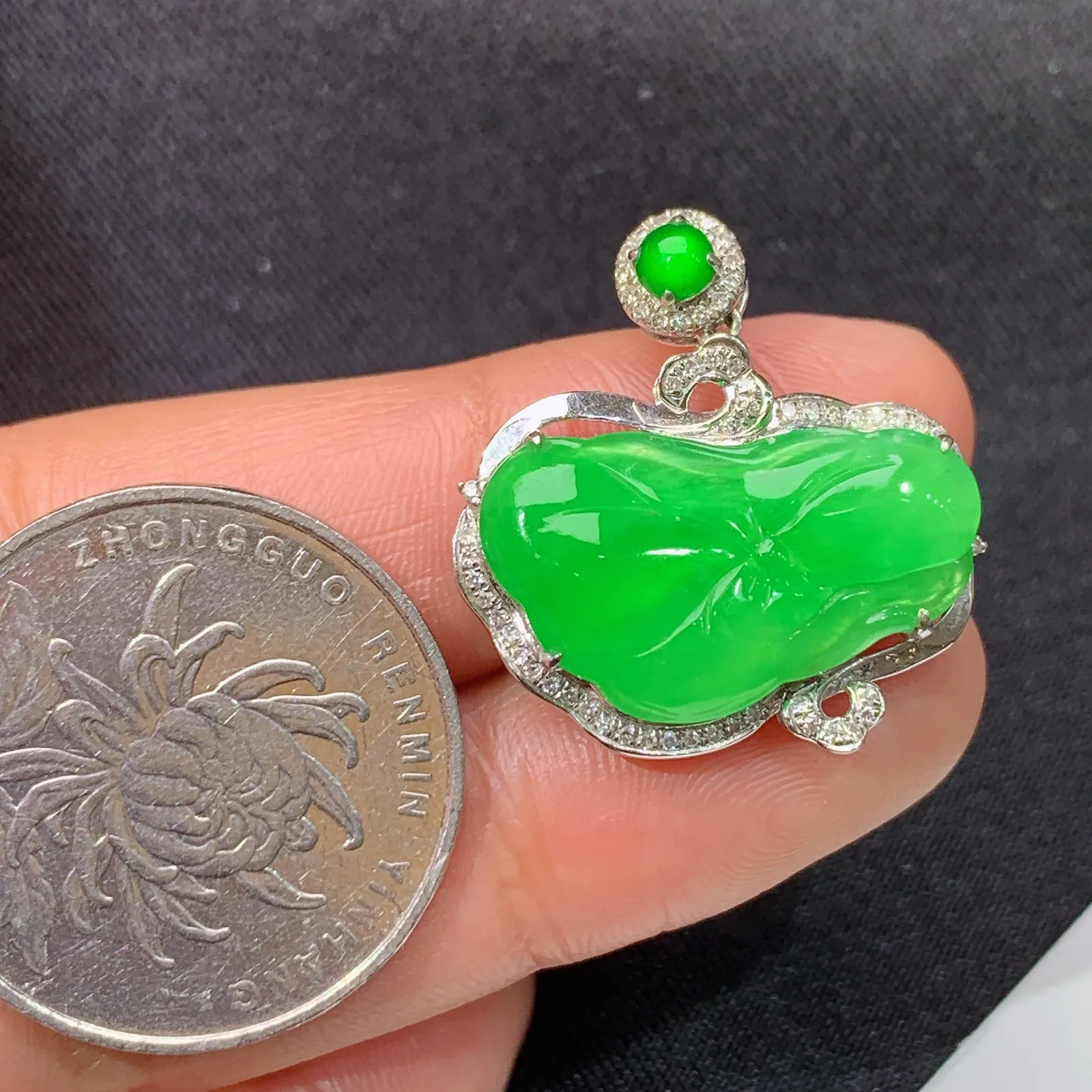 冰阳绿荷叶吊坠，18k金镶嵌，冰润色阳，玉质细腻，种水足，Xg 尺寸24.1*23.2*6.2