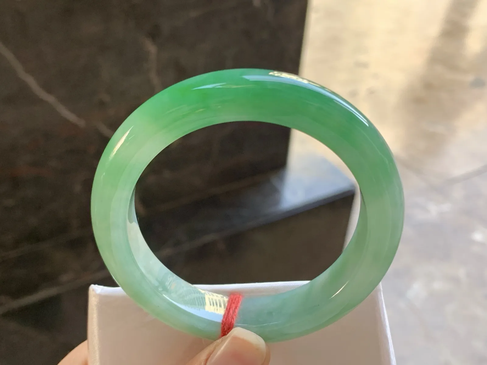 54-12.5-9.3

浓绿色手镯^_^鲜艳 玉质温润