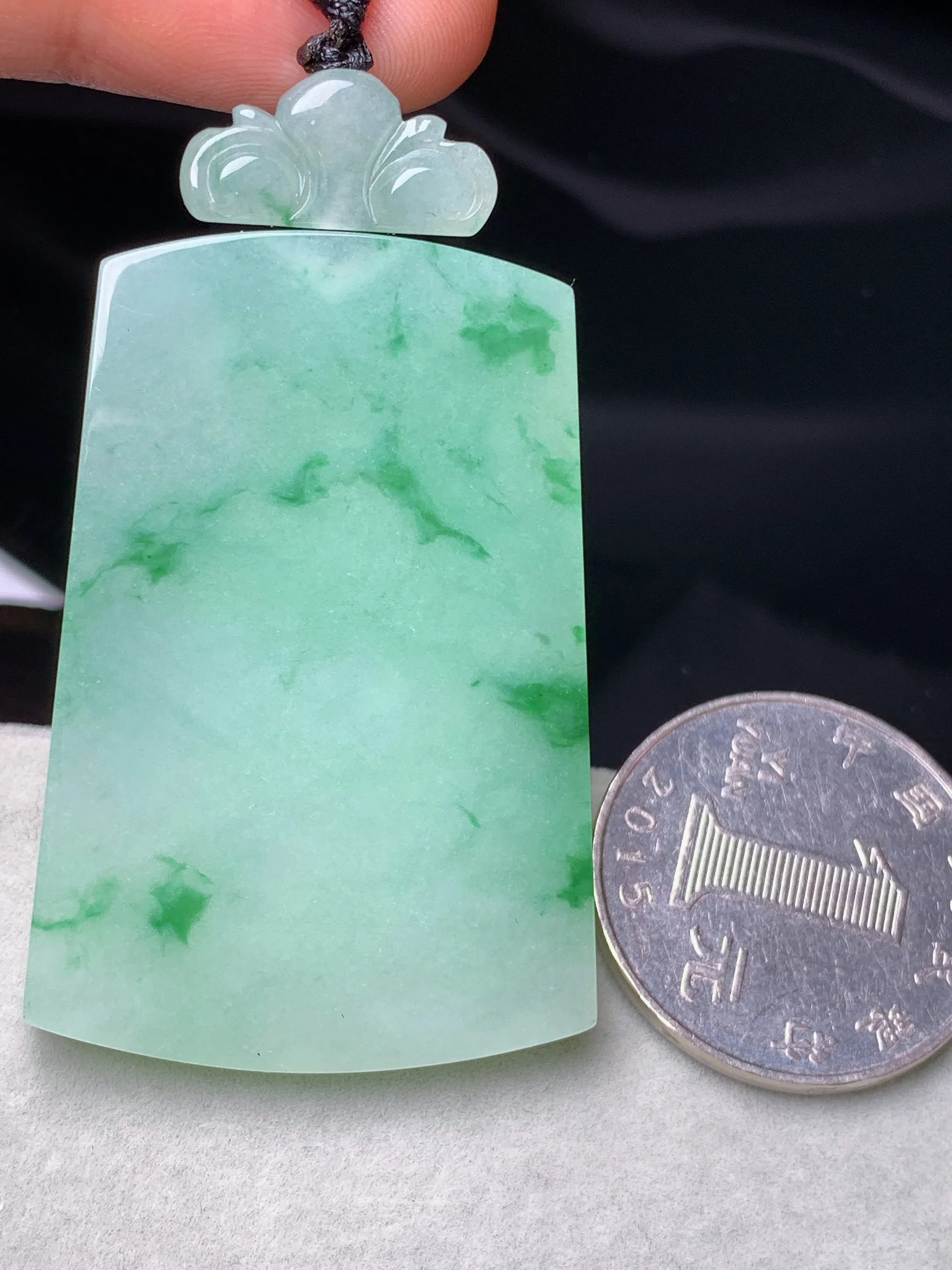 飘绿无事牌吊坠 玉质细腻 色泽清新艳丽 整体尺寸46*31.5*4.8