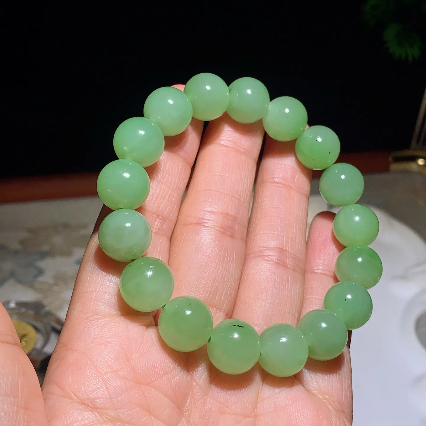和田玉苹果绿俄罗斯碧玉手串 单颗尺寸12！玉质细腻油润。手推出油。佩戴高端典雅。lt260122