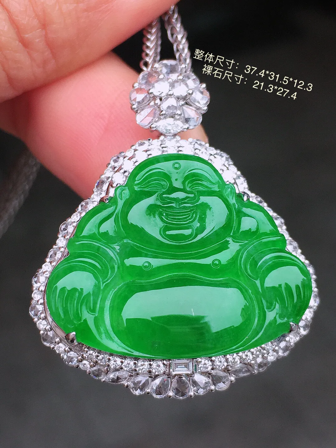 阳绿佛公吊坠，色泽均匀艳丽，玉质细腻，荧光感超
强，饱满圆润，尽显优雅气质，18k
金豪华镶嵌