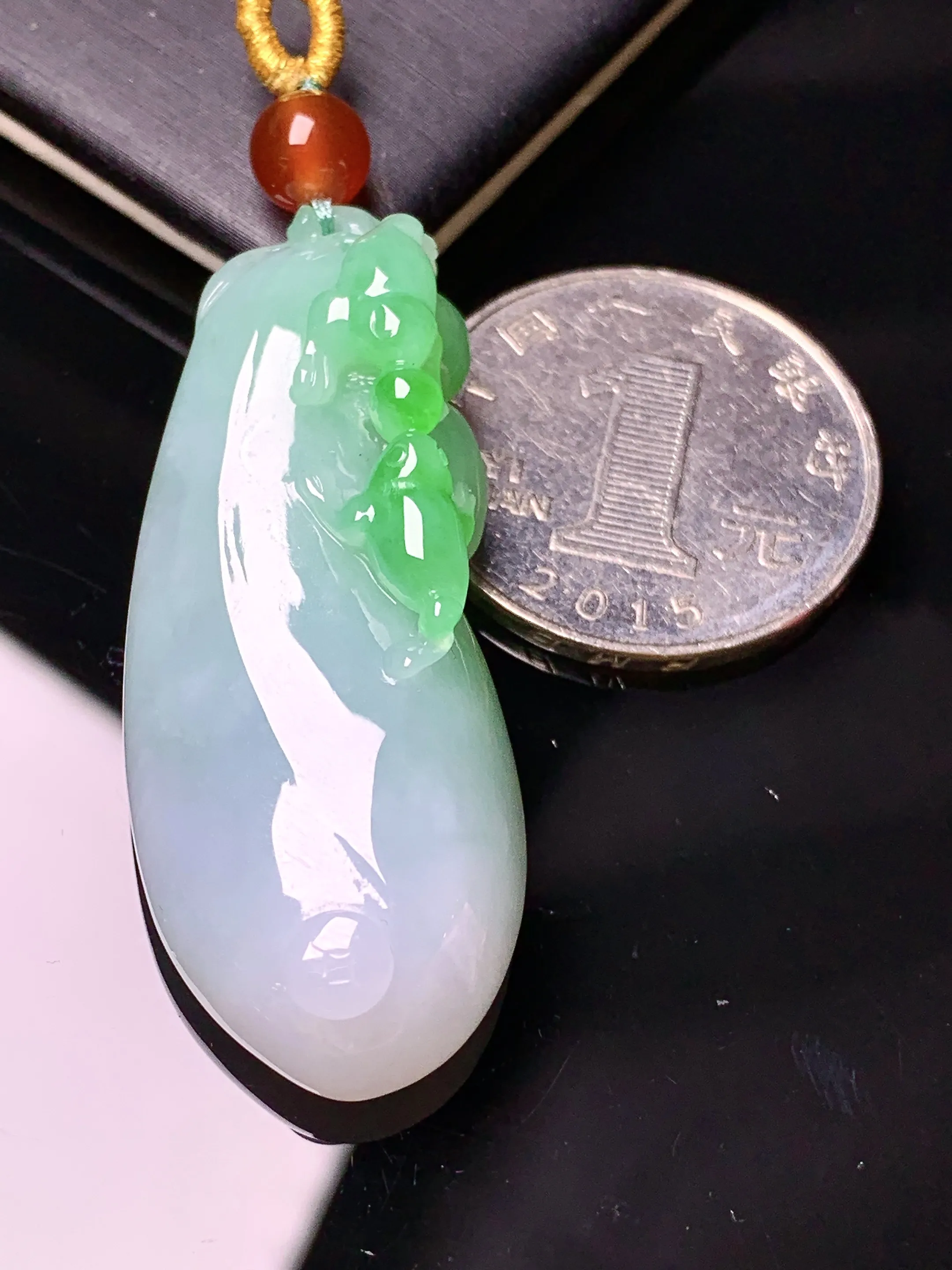 飘绿福瓜吊坠 玉质细腻 色泽清新艳丽 整体尺寸45.5*18*10.6