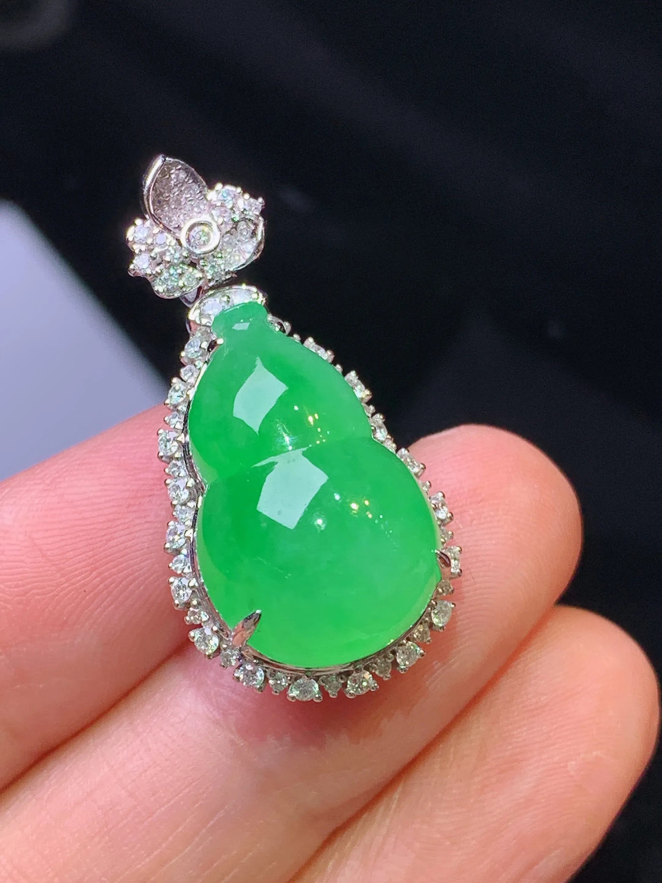 18k金钻镶嵌翠绿葫芦吊坠 玉质细腻 色泽艳丽清新 整体尺寸31.6*16*13.7