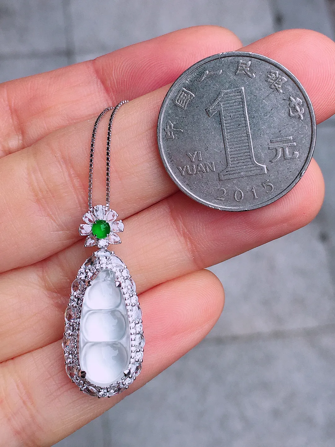 冰种福豆吊坠，玉质细腻，荧光感超
强，饱满圆润，尽显优雅气质，18k
金豪华镶嵌