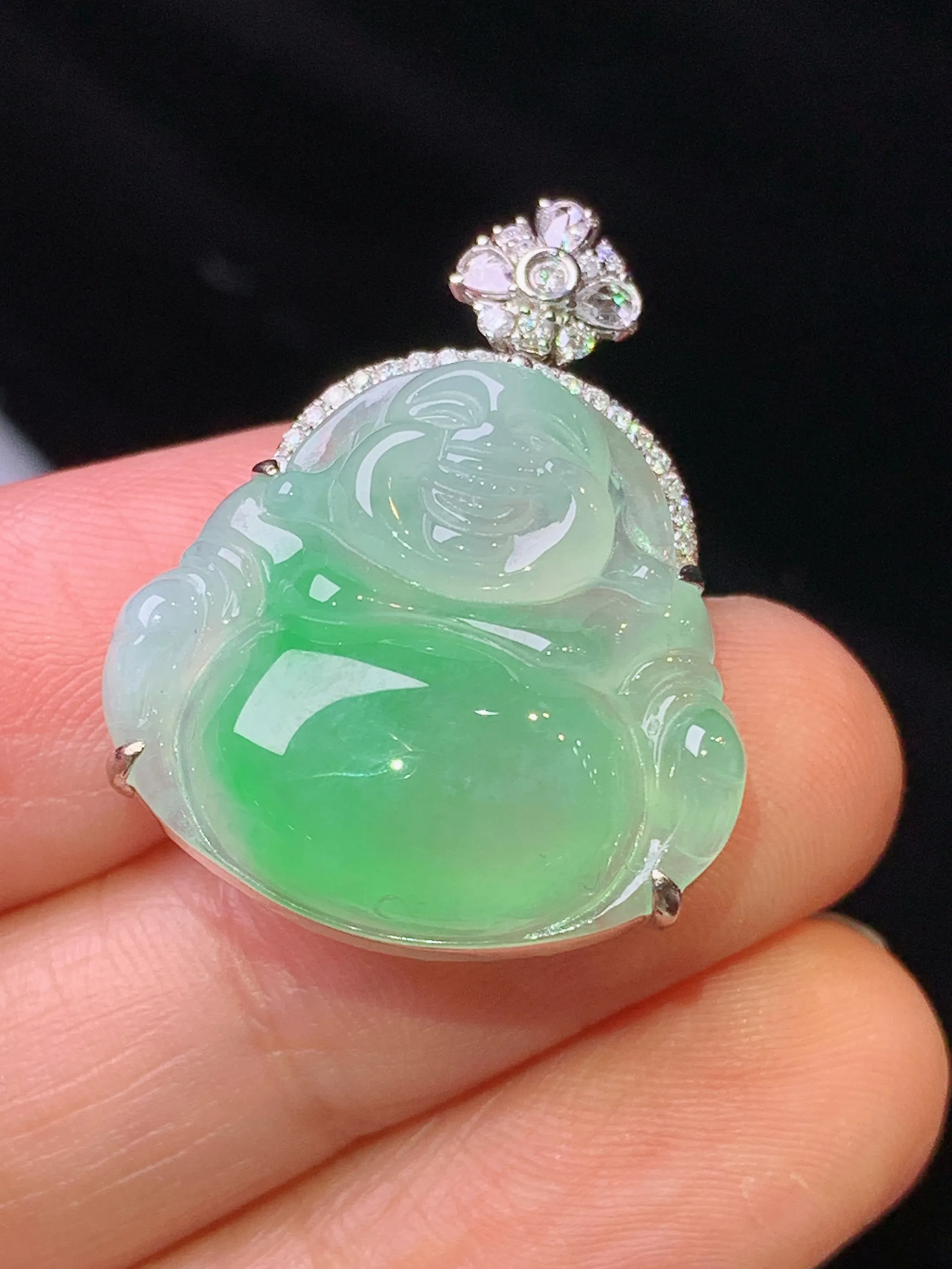 18k金钻镶嵌飘绿佛公吊坠 玉质细腻 色泽艳丽清新 整体尺寸27.6*21.5*9