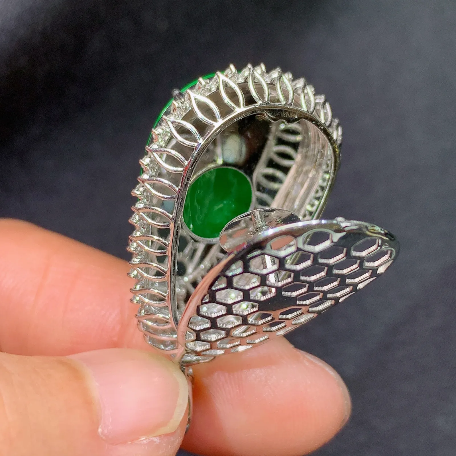 阳绿如意吊坠，18k金镶嵌，色泽鲜阳，冰润细腻，种水足，Lp 尺寸36.5*19.5*9.6