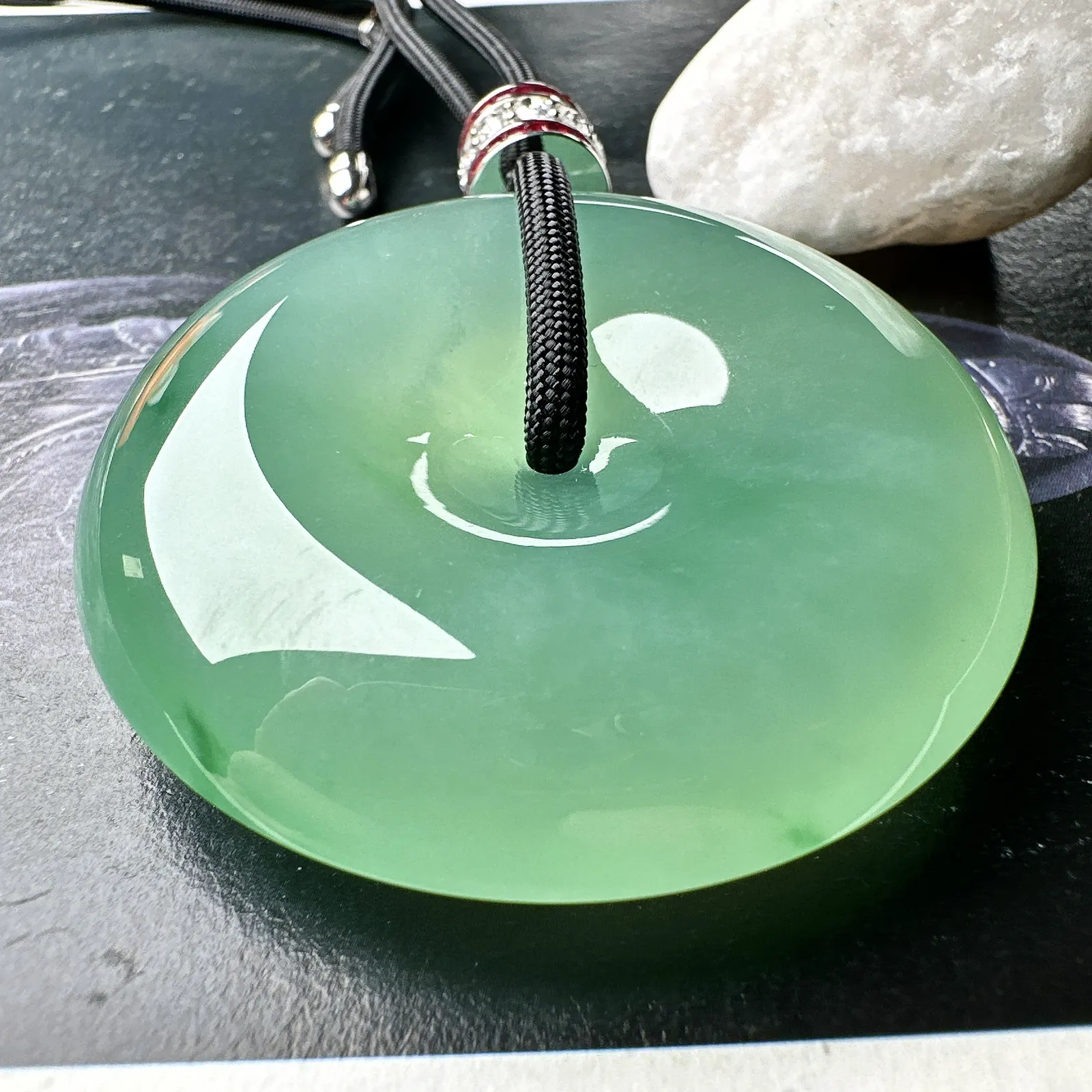 【冰种淡绿大扣子】巨无霸大平安扣，老坑料子，质量很高，大件厚装，上身霸气，难得一见的高品质大扣子，收藏品质。