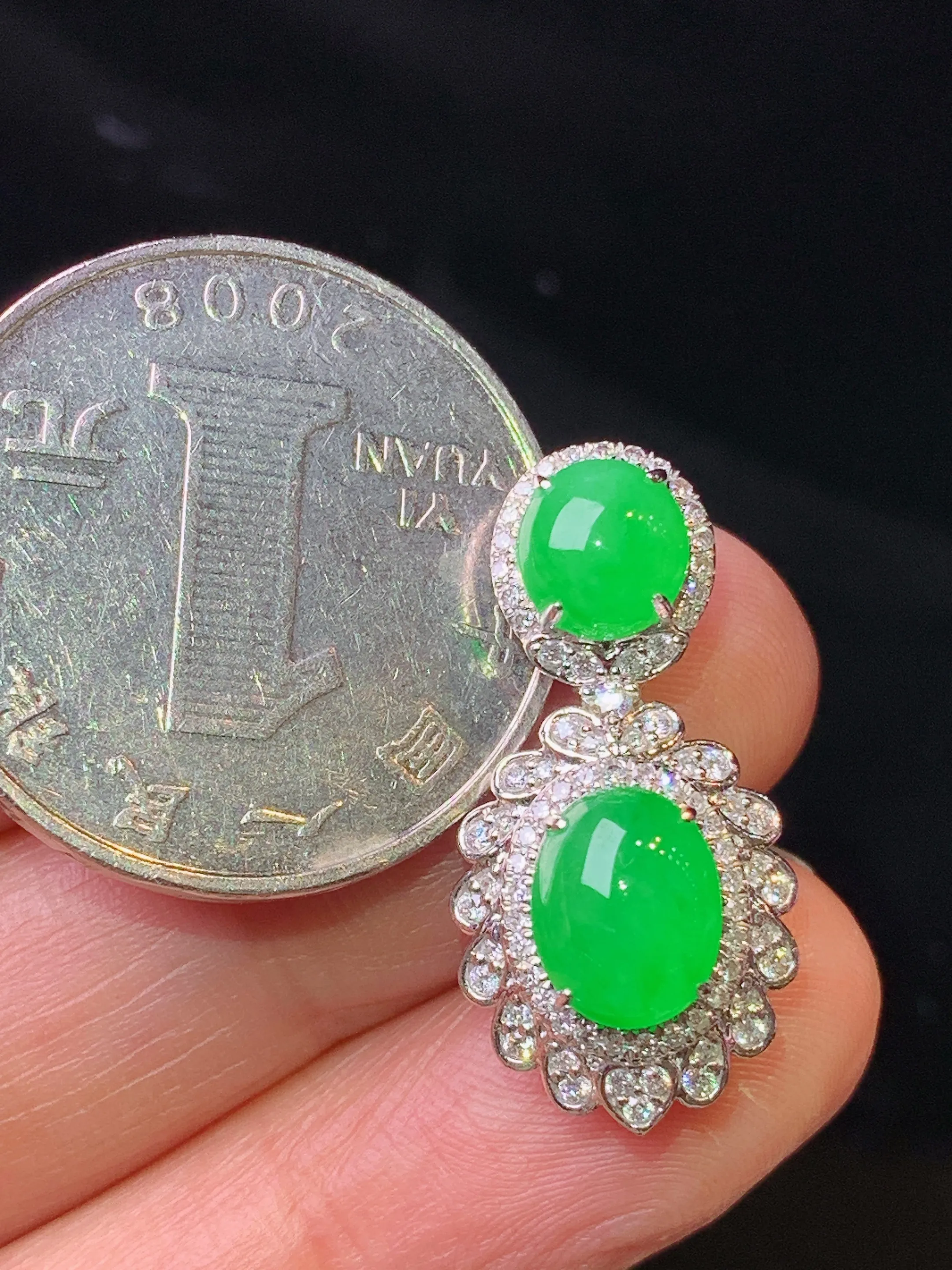 18k金钻镶嵌满绿蛋面吊坠 玉质细腻 色泽艳丽清新 整体尺寸 25.2*12.5*9