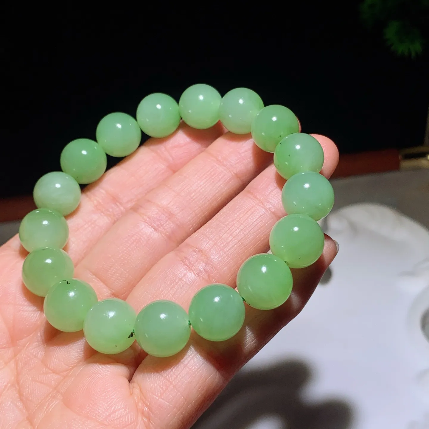 和田玉苹果绿俄罗斯碧玉手串 单颗尺寸12！玉质细腻油润。手推出油。佩戴高端典雅。lt260122