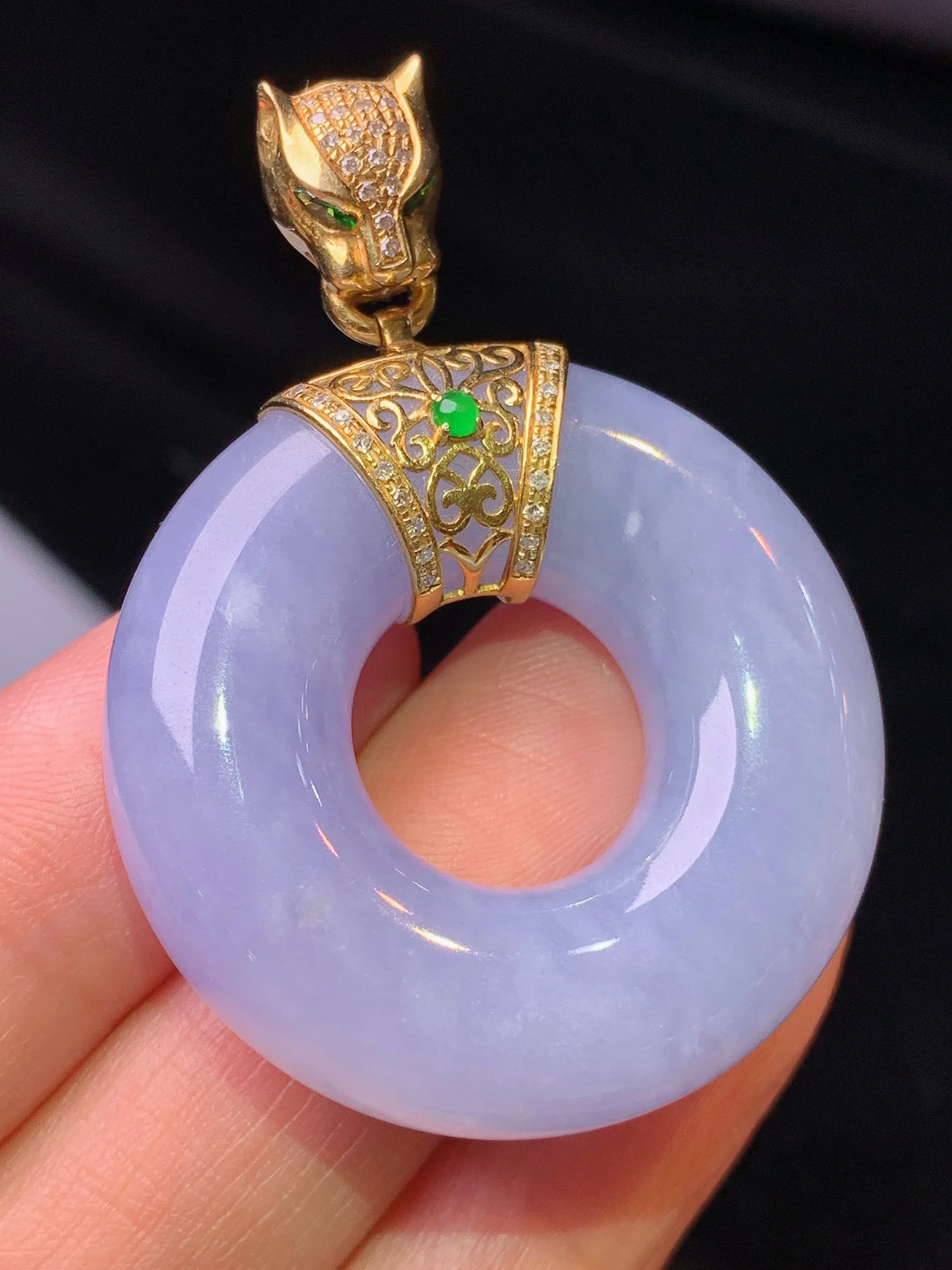 18k金钻镶嵌紫罗兰平安环吊坠 玉质细腻 色泽艳丽清新 整体尺寸 45.8*33.5*9.8