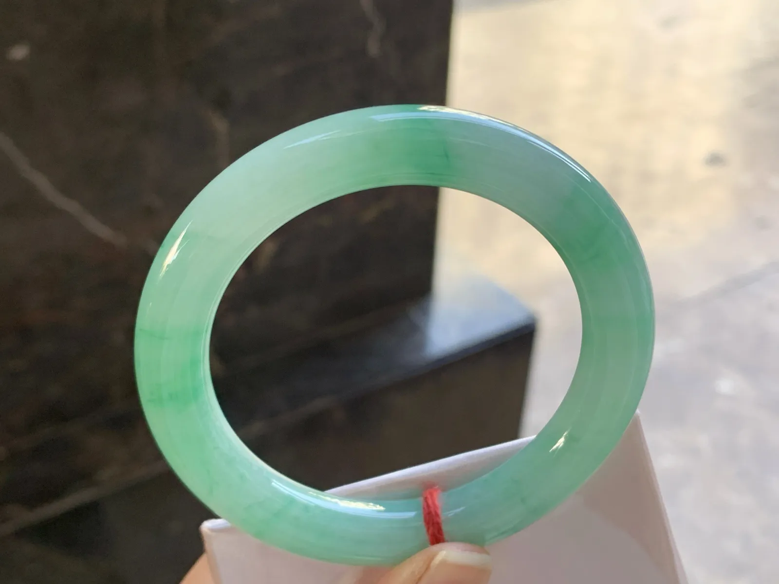 56.5-10.5

阳绿色圆条手镯^_^玉质温润 色阳