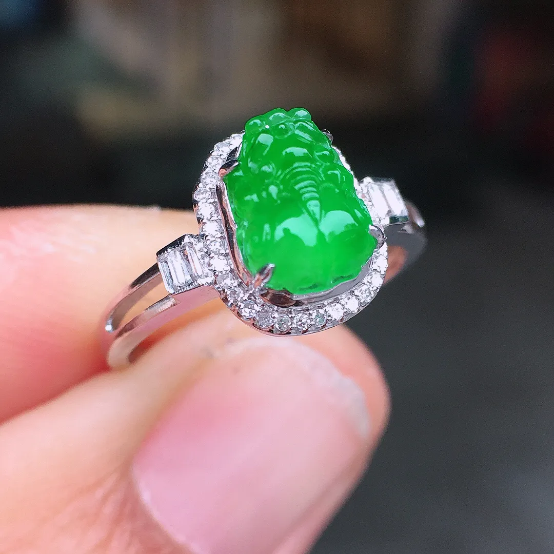 阳绿貔貅戒指，色泽均匀艳丽，玉质细腻，荧光感超
强，饱满圆润，尽显优雅气质，18k
金豪华镶嵌